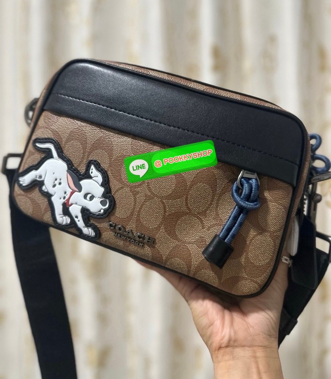 🎯COACH F91498 GRAHAM CROSSBODY IN SIGNATURE CANVAS ✨ Coach F91498 รุ่น Graham Crossbody กระเป๋าทรงเหลี่ยมขนาดกลาง แนวสปอร์ตหรู มีสายสะพายปรับระดับได้ เหมาะกับทุกลุค ไม่ว่าจะวันทำงาน หรือวันชิลล์ เรียบ เท่ ใช้ได้ทุกวันแบบมีดีไซน์