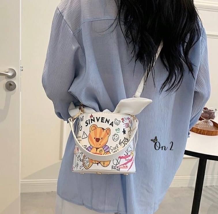 กระเป๋าสะพายทรงถัง หนังพิมพ์ลาย เปิดปิดแบบหูรูด อะไหล่ทอง มาพร้อมสายสะพายยาวครอสบอดี้ งานน่ารักมากค่ะ