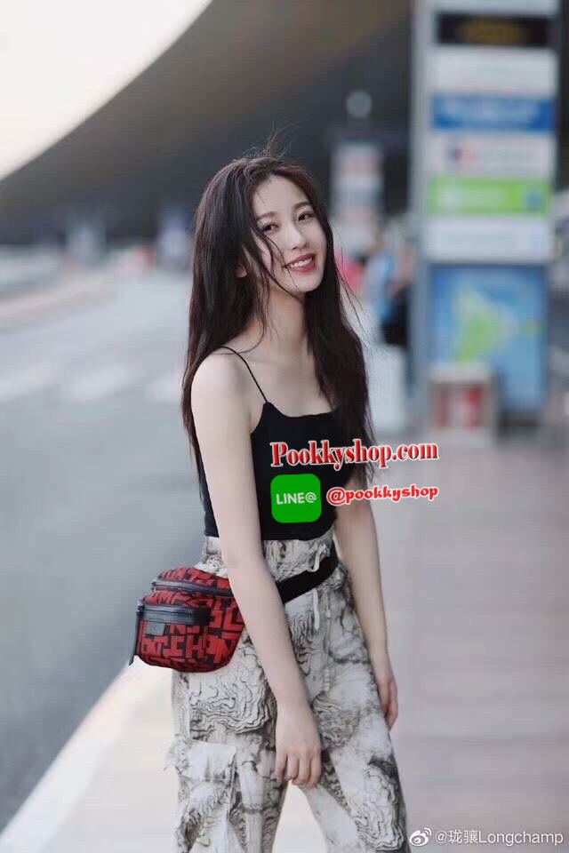 Longchamp Le Pliage Graphic Nylon Belt Bag กระเป๋า คาดอก / คาดเอว ลายกราฟฟิก วัสดุเนื้อผ้า Nylon Canvas เคลือบกันนำ้ ตัดด้วยหนังแท้ที่มีน้ำหนักเบา มี 2 ช่องซิปสะดวกใช้ ดีไซน์เรียบง่ายแต่เต็มไปด้วยความคลาสสิก ที่จับหัวซิปปั้มแบรนด์ จุของได้เยอะ ใบนี้แนะนำเ