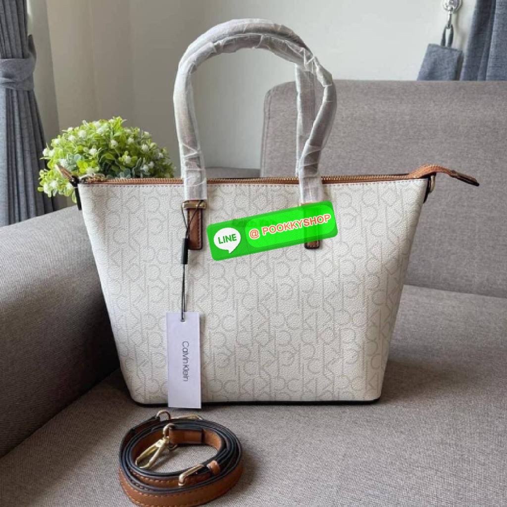 กระเป๋าทรงช้อปปิ้ง จากแบรนด์ Calvin Klein หนังดี ทรงสวยมาก มาพร้อมสายสะพายหนัง ถอดได้ ปรับระดับได้ เปิดปิดด้วยซิปบน ภายในโล่งกว้าง ซับในอย่างดี มี 1 ช่องซิป และ1 ช่องเล็ก