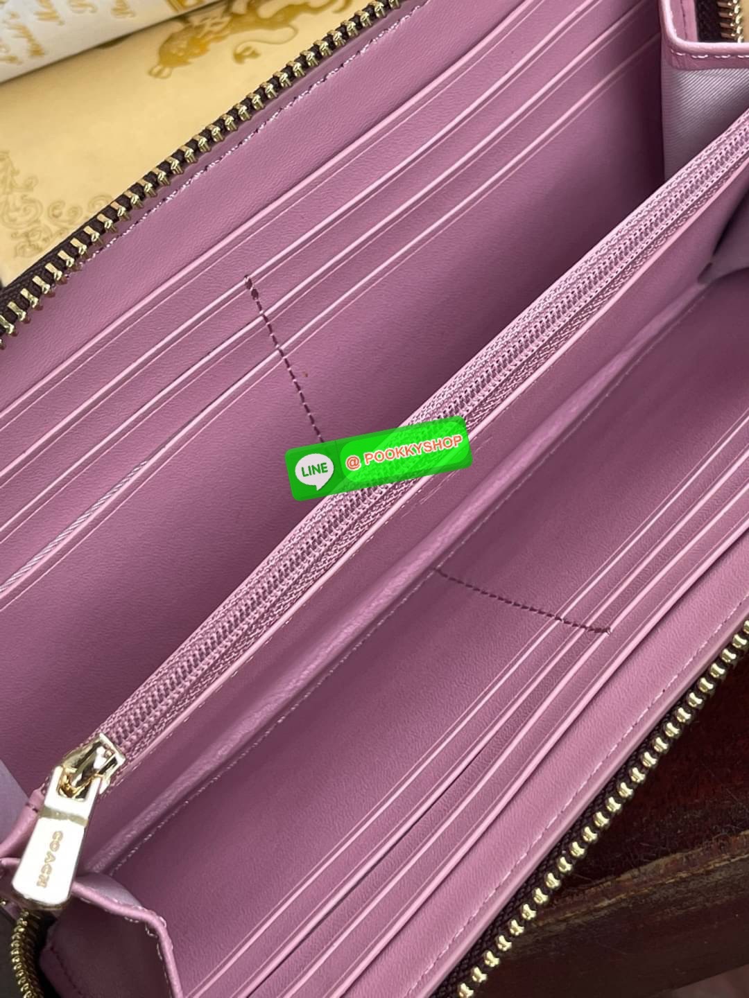 COACH ACCORDION ZIP WALLET IN SIGNATURE CANVAS กระเป๋าสตางค์ใบยาวนี้ที่เหมาะกับการใช้งานทุกรูปแบบ นอกจากเพิ่มความมั่นใจแล้ว ยังทำให้ชีวิตของเราง่ายขึ้นอีกด้วย โดยการเปิดปิดแบบซิปรอบ สามารถใส่ธนบัตร เหรียญ บัตรต่างๆได้หลายใบเลยทีเดียว ขนาดของกระเป๋าสามารถถ