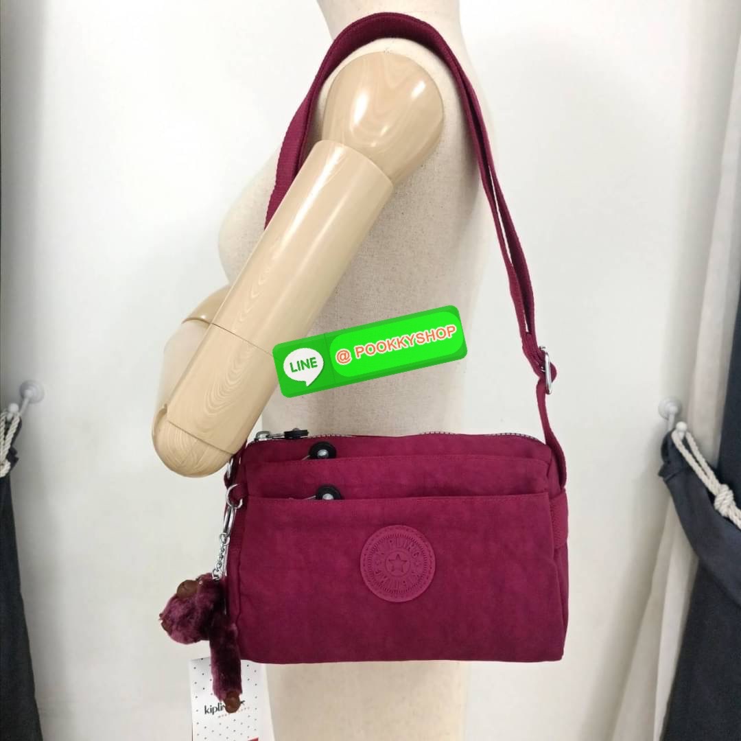 KIPLING Mini Crossbodybag กระเป๋าสะพายข้างขนาดกะทัดรัด ผลิตจากวัสดุ Nylon + ซับใน Polyester100% มีช่องใช้งานแยกย่อยมากถึง 4 ช่อง -ด้านหน้ามีช่องซิป 2 ช่อง -ช่องหลักโล่ง กว้าง จุของใช้ได้เยอะ -ด้านหลังมีช่องซิปอีก 1 ช่อง มาพร้อมพวงกุญเเจลิง สายสะพายยาวสมาร