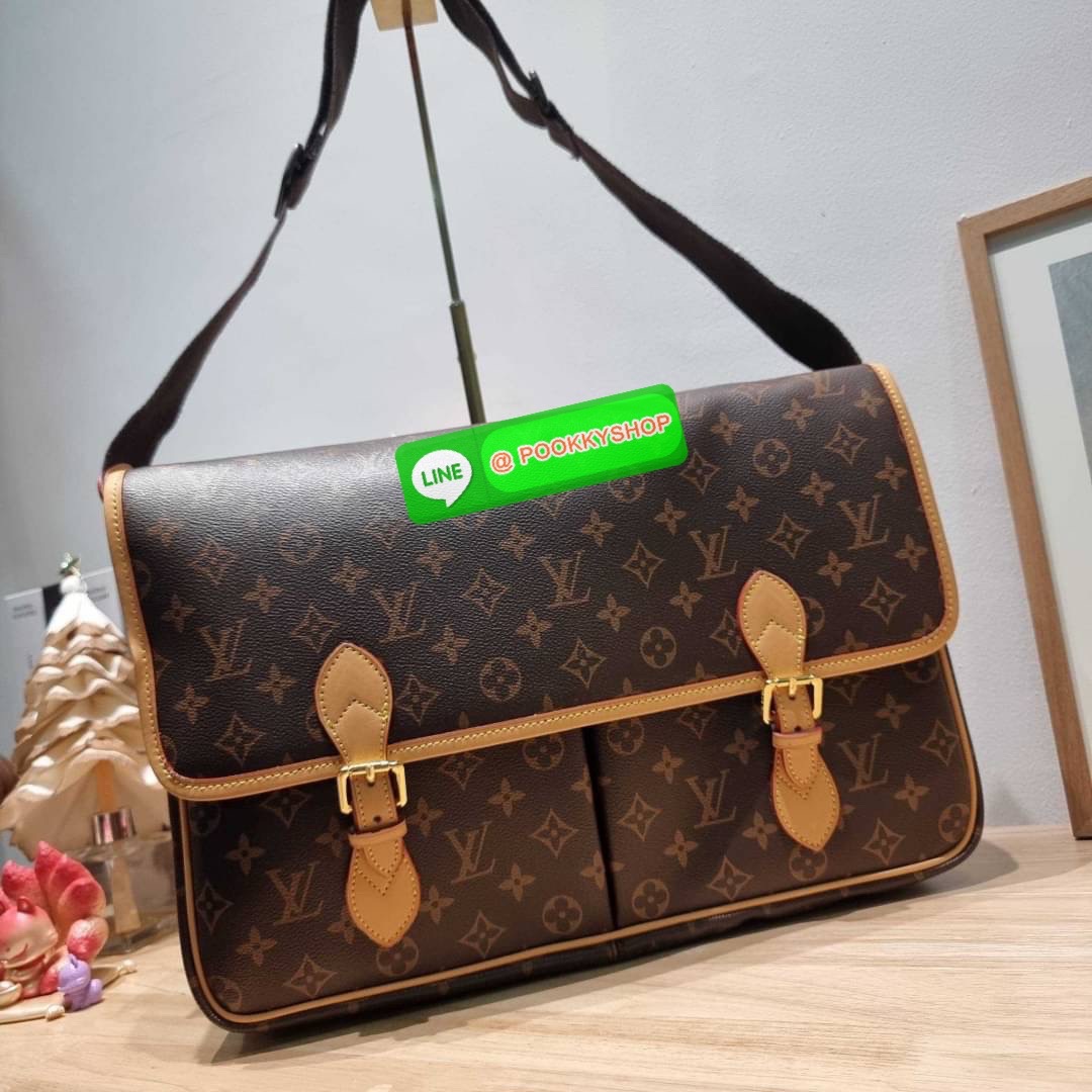 LV GIBECIERE CROSSBODY BAG กระเป๋าสะพายข้างใบใหญ่ ทรงแมสเซนเจอร์ เอาใจหนุ่มๆ ดีไซน์วินเทจ ย้อนยุค คลาสสิคไม่มีเบื่อ วัสดุหนังแคนวาส ทนทาน เปิด-ปิดด้วยสายคาดปรับระดับได้ ภายในมีช่องแบ่งเป็นสัดส่วนอย่างดี มีช่องซิป สายสะพายปรับได้ตามชอบ ใส่ของได้เลยแบบจุใจ