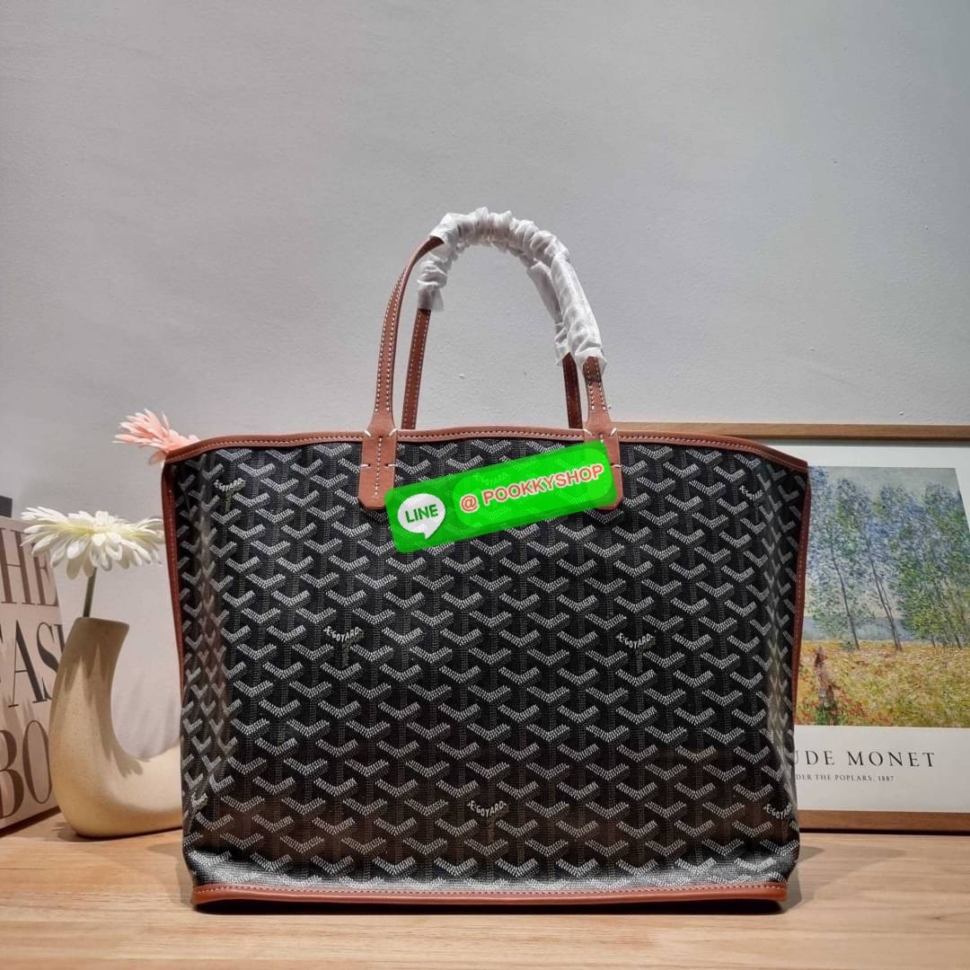 GOYARD ANJOU REVERSIBLE TOTE 🔆 Details ฮอตไอเท็ม กับกระเป๋าสะพายทรงโท้ท ใบใหญ่จุใจ!! มาครบสีขายดี เลิศทุกสี รูปทรงคลาสสิค ดีไซน์เป็นเอกลักษณ์ ใช้งานได้หลากหลาย สามารถกลับด้านใช้ได้แบบไม่มีเบื่อ พิมพ์ลายสวยคม ภายในโล่งกว้างมาก มาพร้อมหูคล้องไหล่ในต