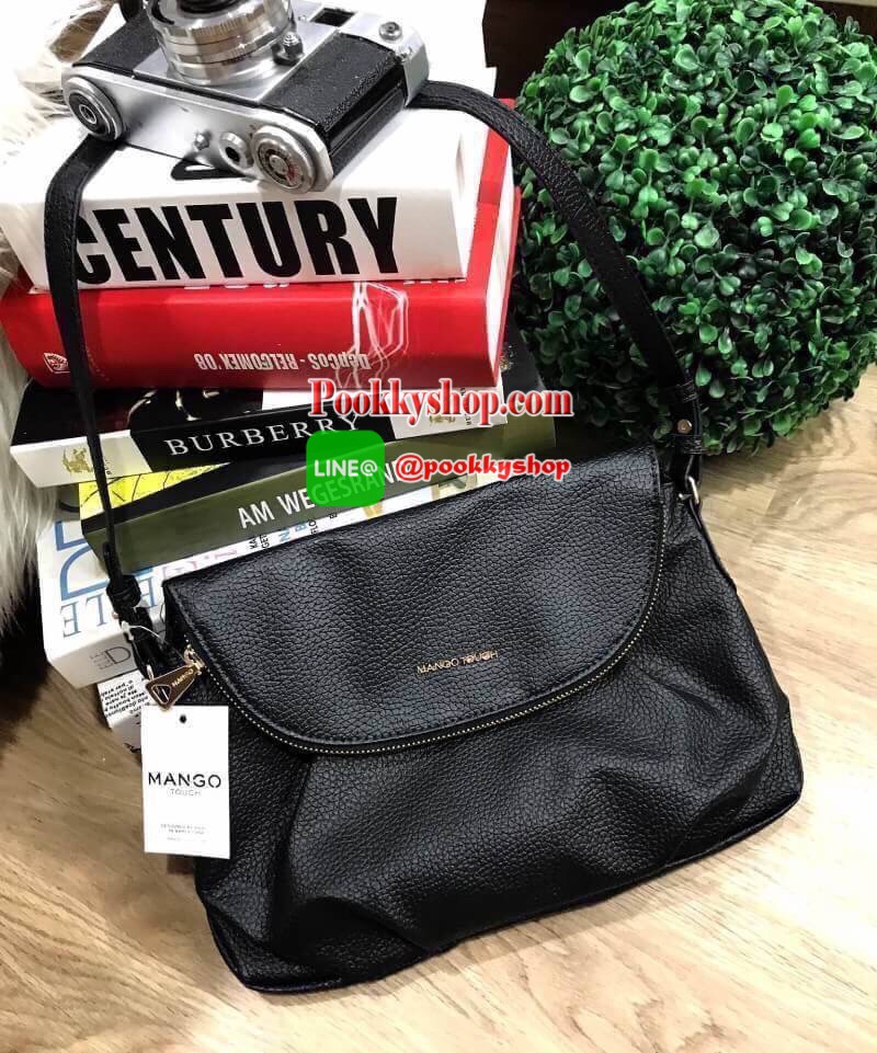 รีพีทรอบที่14!!! Don't Miss! ไอเท็มที่สาวๆกดLikeกันรัวๆ MANGO QUITED SHOULDER BAG กระเป๋าสะพายวัสดุหนังแกะสังเคราะห์แบบนิ่มประดับโลโก้อะไหล่ทองด้านหน้า เปิดปิดได้2ช่องทั้งฝาปิดกระดุมแม่เหล็กหรือซิปรอบปากกระเป๋า มาพร้อมสายสะพายยาวขนาดกำลังดี น้ำหนักเบ