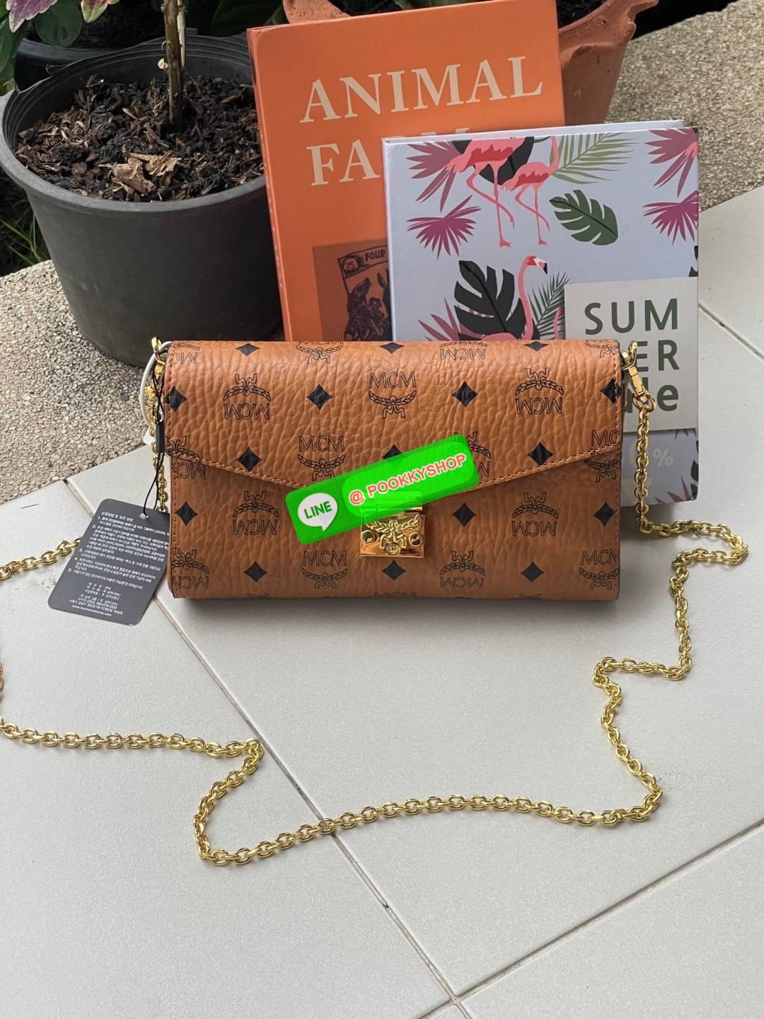 MCM Millie Flap Crossbody In Visetos ในฐานะตำนานที่ยังคงอยู่ กระเป๋าจากคอลเล็กชั่น Millie นี้ มีเรื่องราวของ MCM แทรกซึมอยู่ในทุกองค์ประกอบ กระเป๋าใช้งานแบบCrossbody โดยฝาปิดกระเป๋าตัดเย็บจากผ้าใบเคลือบผิวพิมพ์ลาย Visetos (Visetos Canvas) ถือเป็นไอเทมในฝั
