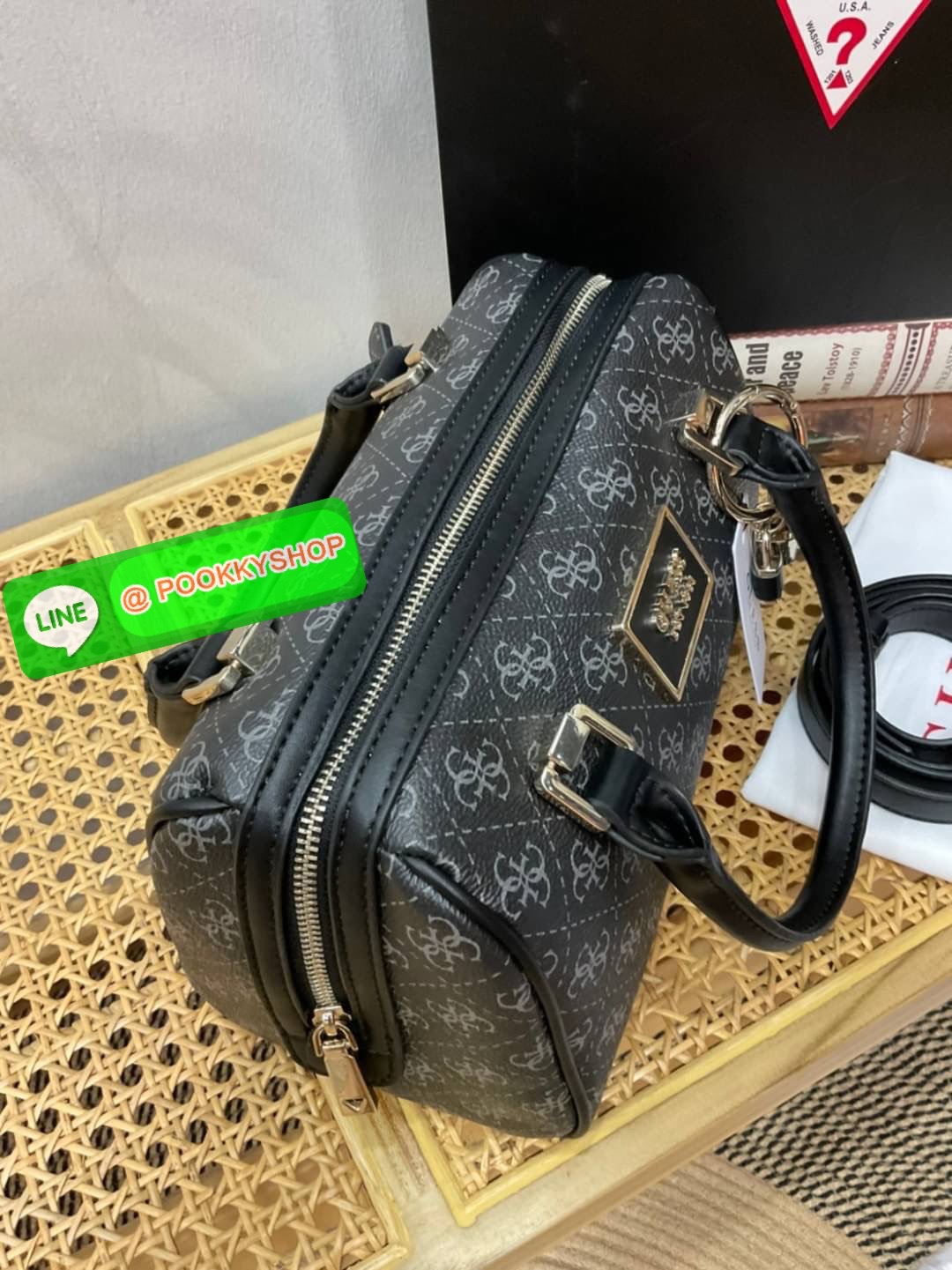 Guess Handbag with Small Shoulder Strap Tyren SG796605 New collection!! Guess ทรงหมอน ขนาดเล็ก ลายซิกเนเจอร์แบรนด์ ทรงหมอนยอดฮิต มีให้เลือก 5 สี สีสวยคลาสสิก เข้ากับง่ายกับทุกชุด ปิด/เปิด ด้วยซิป ภายในโล่งกว้าง แยกเป็นสัดส่วนใช้งาน ซับในตราแบรนด์
