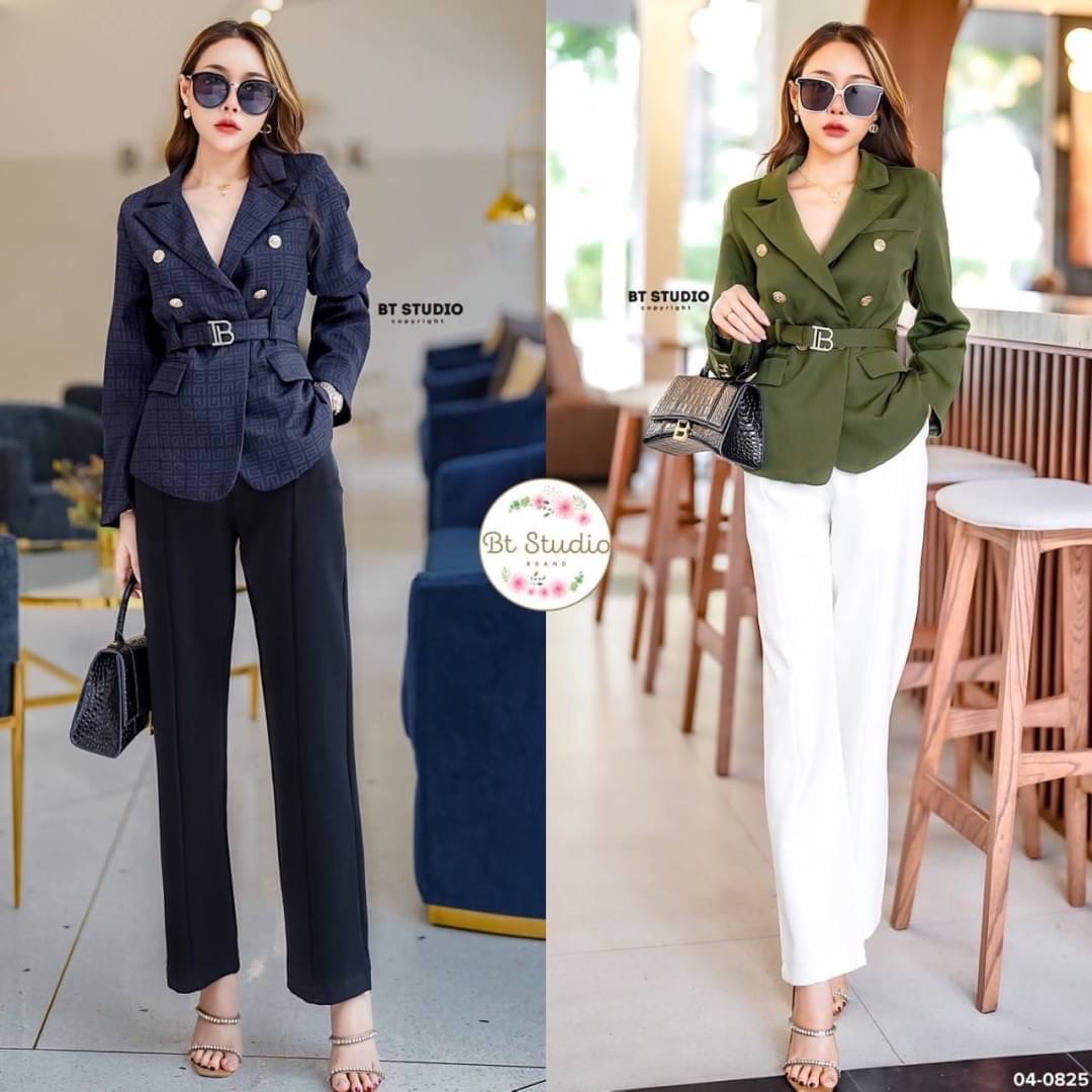 เซท 3 ชิ้น เสื้อเบเซอร์คอปก แขนยาวแต่งกระดุมสีทองปั้มโลโก้ที่ตรงกลาง และปลายแขน มาพร้อมสายเข็มขัดคาดเอวสีเดียวกันกับเสื้อ หัวเข็มขัดแต่งสีทอง แมทซ์กับกางเกงขายาวตีเกล็ดด้านหน้า กระเป๋าใช้งานได้จริง งานสวย คัตติ้ง เนื้อผ้าดี ห้ามพลาดเลยจ้าา