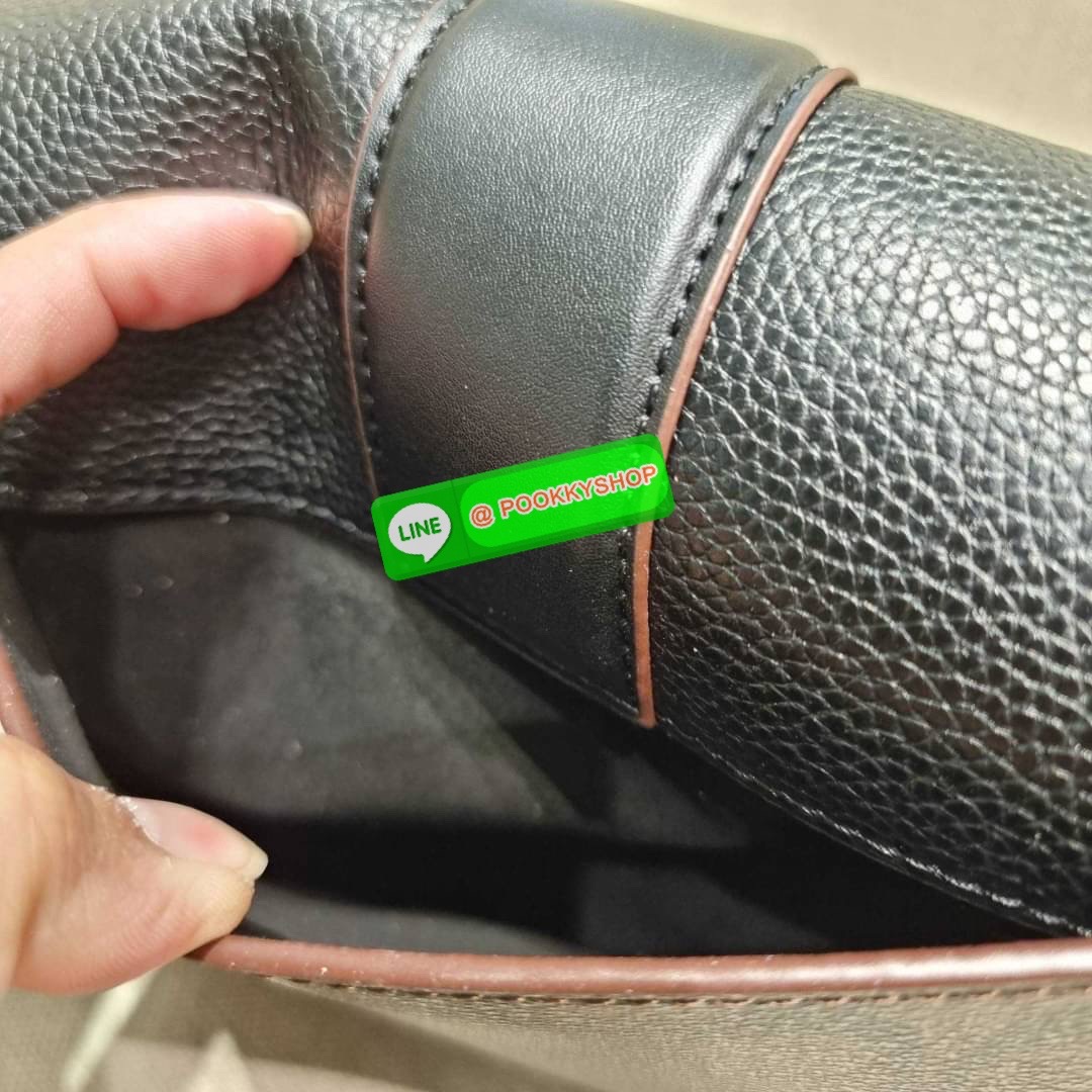 COACH C3593 GEORGIE SADDLE BAG IN COLORBLOCK SIGNATURE CANVAS WITH RIVETS ยกระดับความหรูให้กับตัวเองกันหน่อย ด้วยกระเป๋ารุ่นนี้!! ครอสบอดี้ที่ดีไซน์หรู อัพเลเวล ในราคาที่จับต้องได้ วัสดุหนังแคนวาสเคลือบสลับหนังเรียบ พิเศษไปอีกตกแต่งขอบด้วยหมุด เพิ่มดีเทลก