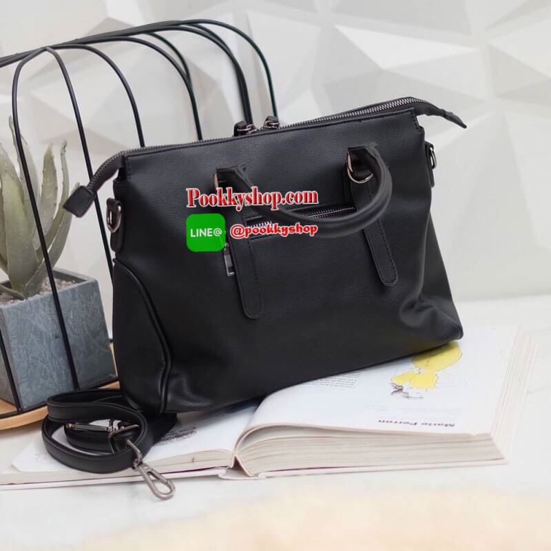 ทรงสวยขายดีมาก จากแบรนด์ KEEP ทรง รุ่น Parish hand bag with cute taddy จุดเด่นที่ >หนังเนื้อดี นิ่มมาก >น้ำหนักเบา >ถือสะพายเข้าง่ายกับทุกชุด >ขนาดกระเป๋ากำลังดีคะ ใส่ กปต ยาว ไอแพด จุคุ้ม > มีช่องย่อยแบ่งเก็บของด้านใน ถึง 3 ช่องใหญ่ แยกเก็