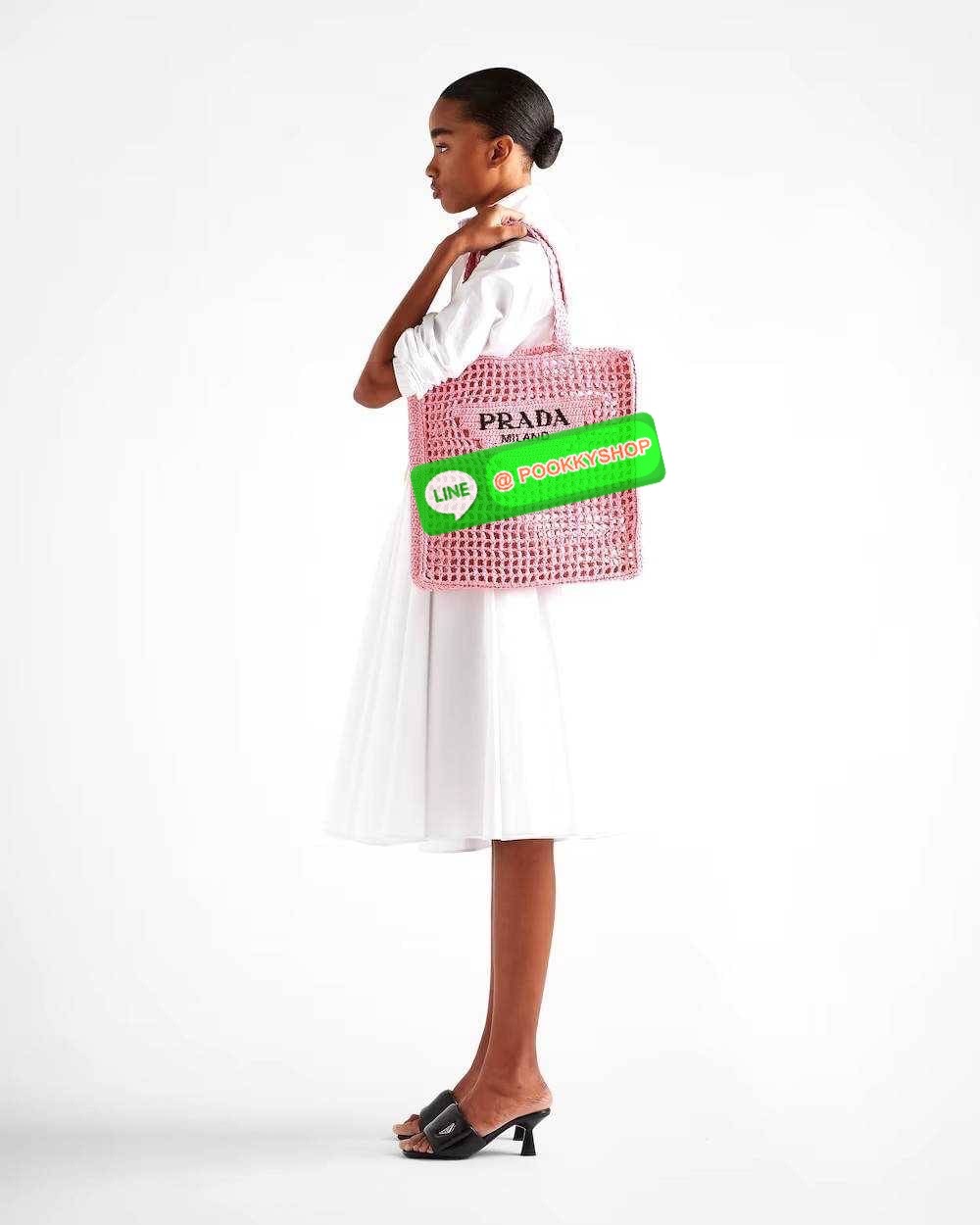 PRADA RAFFIA TOTE BAG สวยไม่ซ้ำใคร สไตล์บีช เหมาะมากกับการสะพายไปเที่ยวทะเล หรือจะใช้ในวันสบายๆก็ตอบโจทย์ กับกระเป๋าสะพายสานใบใหญ่ ตัวกระเป๋าเป็นวัสดุสังเคราห์จากธรรมชาติ สานทอเต็มใบออกมาเป็นลวดลายสวยงาม มีกระเป๋าซับในให้ สำหรับใส่ของเป็นสัดส่วน และรูดปาก
