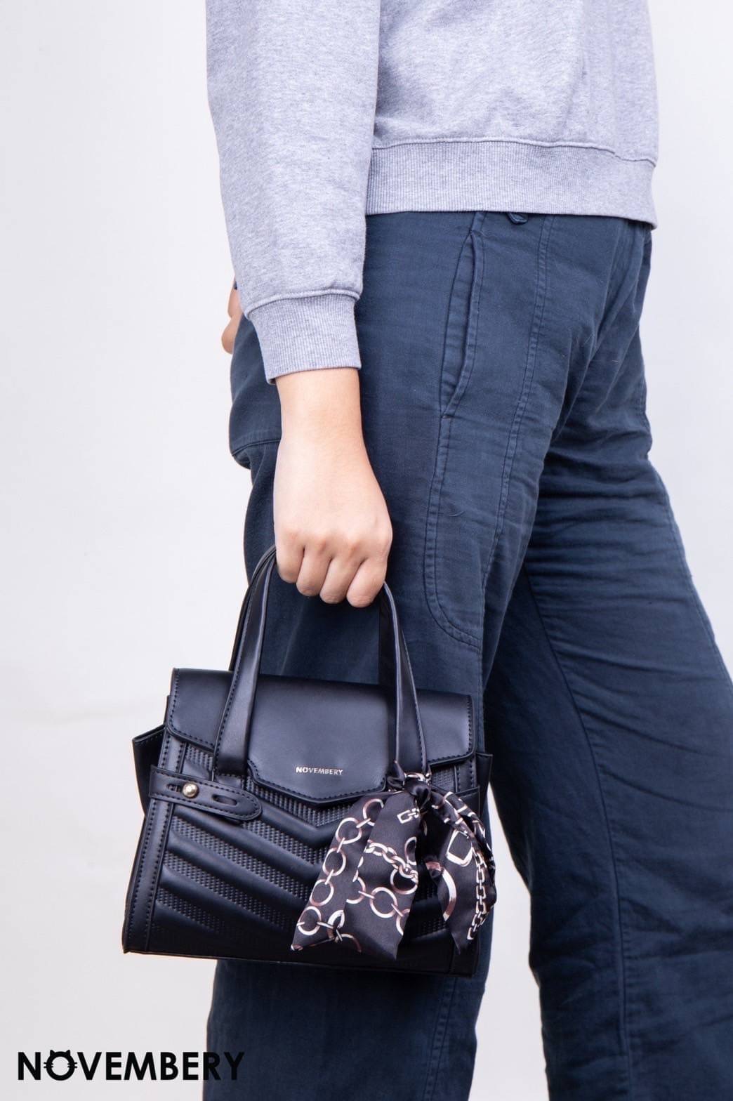 NOVEMBERY BAGS New Arrival !!! พร้อมส่ง Novembery Bags เรียบหรู ทรงโมเดิร์น เก๋ไก๋ทันสมัย !!! หนัง PU สวย ดีเทลงานรูปตัววี มีเข็มขัดด้านข้าง โลโก้แบรนด์อะไหล่ทองเป๊ะทุกจุด มาพร้อมหูจับทนทานแข็งเเรง แถมฟรีผ้าพันหูกระเป๋า ทุกใบ ด้านในมี 1 ช่องใช้งาน มีหลายส