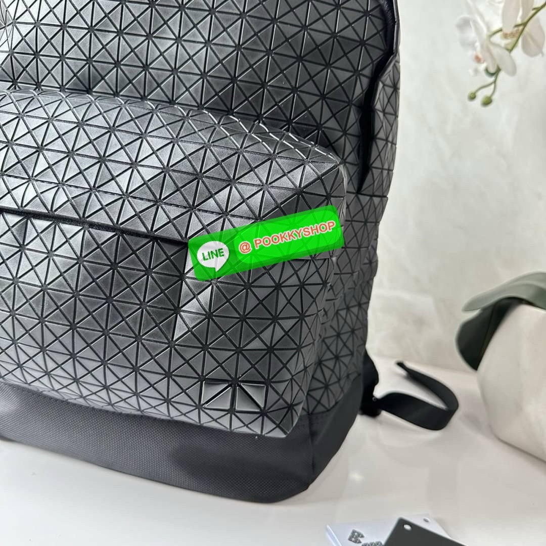 BAO BAO ISSEY MIYAKE KURO DAYPACK BACKPACK 🔖กระเป๋าเป้รุ่นฮอตทรงเรขาคณิตที่สุดในญี่ปุ่น KURO ภาษาญี่ปุ่นคือมาความเก๋ไก๋ เป็นกระเป๋าเป้ที่น้ำหนักแต่สามารถรับน้ำหนักได้ดี 🔖วัสดุ โพลียูรีเทน(Polyurethane) น้ำหนักเบา มีความแข็งแรง 🔖เปิ
