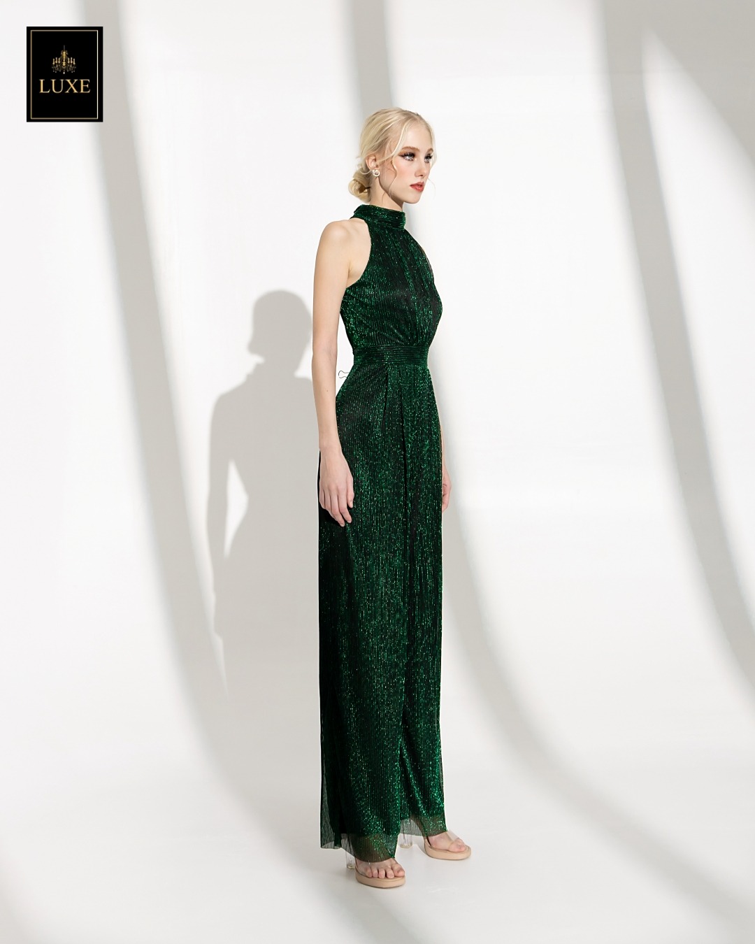 จั๊มสูทแฟชั่น จั๊มสูทเสื้อคอตั้งแขนกุด กางเกงขากระบอกกว้าง ทำจากผ้าราเม่อัดพลีท ผสมดิ้นเมทัลลิก