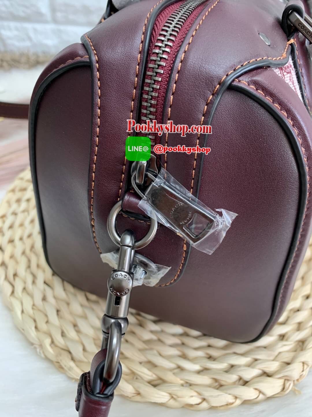 COACH IVIE BENNETT SATCHEL IN SIGNATURE JACQUARD BAG ✔️วัสดุผ้าJACQUARD +pvc ✔️ป้ายห้อยเป็นโลหะแบรนด์ ✔️เปิดปิดกระเป๋าแบบซิป ภายในใส่กระเป๋าสตางค์ใบยาวได้ ของอื่นๆจุค่ะรุ่นนี้ ✔️สายสะพายถอดออกได้ เลื่อนปรับระดับได้นะคะ