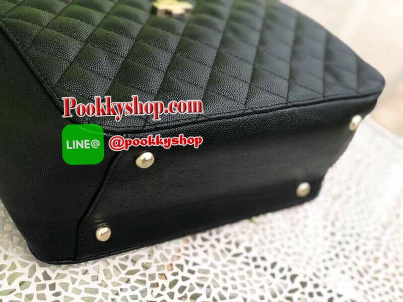 Chanel TOTE BEAUTYถือ/สะพายไหล่ วัสดุหนังแกะสัมผัสนิ่มมือ สังเคราะห์คุณภาพดีทนทาน เปิด-ปิดด้วยซิปและตัวล็อก อะไหล่ทองฐานรองหมุด4มุม ภายในมีช่องใส่ของจุกจิก และซิปใหญ่ อีก1 ช่อง สายสะพายไหล่สบาย จุของได้เยอะ น้ำหนังเบา ซื้อใช้เองหรือฝากเป็นของขวัญก็สุดคุ้ม