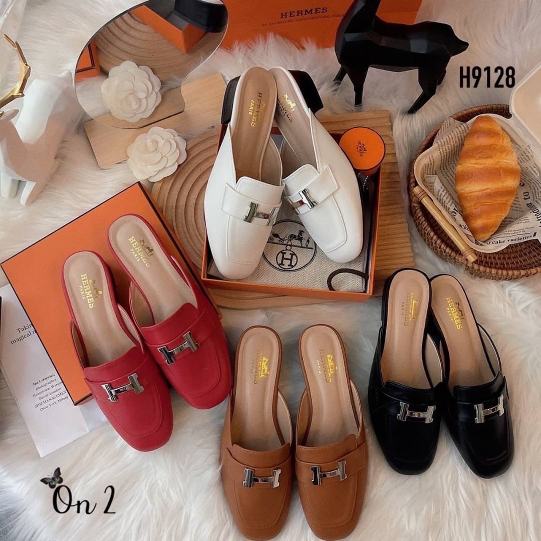 HERMES รองเท้าทรง slipper หน้าH สีเงินสวยหรู ทรงสวยอัพลุคให้ดูแพง ดูดี เสริมส้นเล็กน้อยสูง4cm.หนังนิ่มใส่สบายไม่กัดไม่บีบเท้าค่ะ