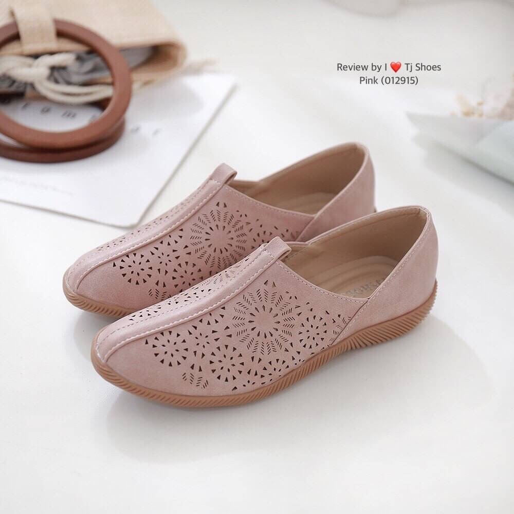 พร้อมส่งรองเท้าเพื่อสุขภาพ ที่ทั่งเกร๋ทั้งน่ารักสุดๆ รองเท้ารุ่นนี้เป็นงานสั่งทำพิเศษ หนังนิ้มนิ่ม ฉลุลายน่ารักๆ มีรูระบายอากาศใส่แล้วเท้าไม่อับ น้ำหนักเบา ใส่นุ่มเดินทั้งวันได้สบายมากๆ ส้นยางเกรดพรีเมี่ยมอย่างดี แมทกับชุดอะไรก็เกร๋ เป็นรุ่นแนะนำ ซื้อไปรั