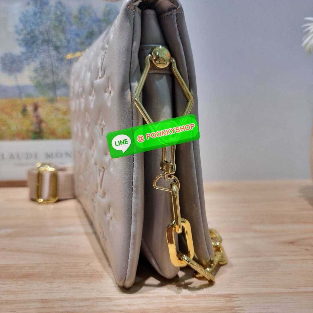 LV coussin pm bag 🔆 Details กระเป๋าสะพายกึ่งคลัชท์ สุดล้ำ ดีไซน์ใหม่ สีลิมิเต็ด ล่าสุดจากเคาน์เตอร์ duty free มาแรงมาก ด้วยความสวยปังตั้งแต่แรกเห็น มาพร้อมสาย 2 เส้น สวยลัคชูแบบสับๆ มีสายโซ่ที่มีดีเทลละเอียดไม่ซ้ำ และสายสปอร์ตครอสบอดี้ ที่จะคล้องไ