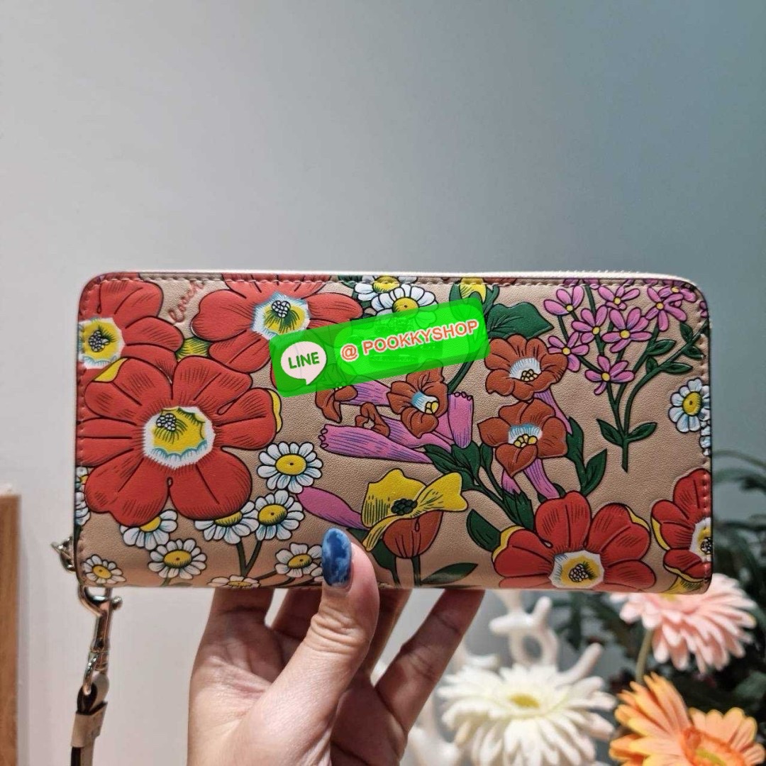 🔆 Model COACH CJ373 LONG ZIP AROUND WALLET WITH FLORAL PRINT 🔆 Details กระเป๋าสตางค์ใบยาว คอลเลคชั่นใหม่ กับดีไซน์ใหม่ ลวดลายดอกไม้สดใสรอบใบโดดเด่น สะดวกใช้งานและขนาดกำลังเหมาะมือมากๆ รูดใช้งานด้วยซิปรอบใบ ภายในแบ่งสัดส่วนไว้อย่างดี มีทั้ง