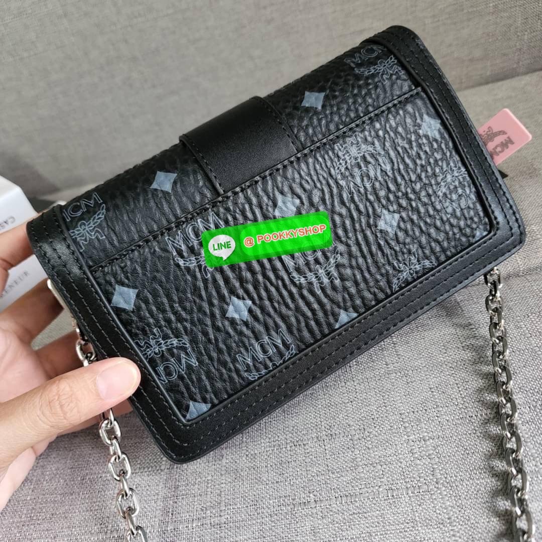 MCM Gretl Cossbody in visetos กระเป๋า Gretl กระทัดรัด ไอเทมใหม่ สุดฮิต ที่สาวๆต้องมีคะ วัสดุหนังแคนวาส ตัดหนังแท้ มาพร้อมสายสะพายโซ่อะไหล่สลับหนัง ข้างช่องโล่งสามารถใส่มือถือ iPhone Pro max ได้เหมาะสำหรับสะพายเที่ยวชิวๆในวันหยุดพักสบายๆ สีน้ำตาลคอนยัคทีแม