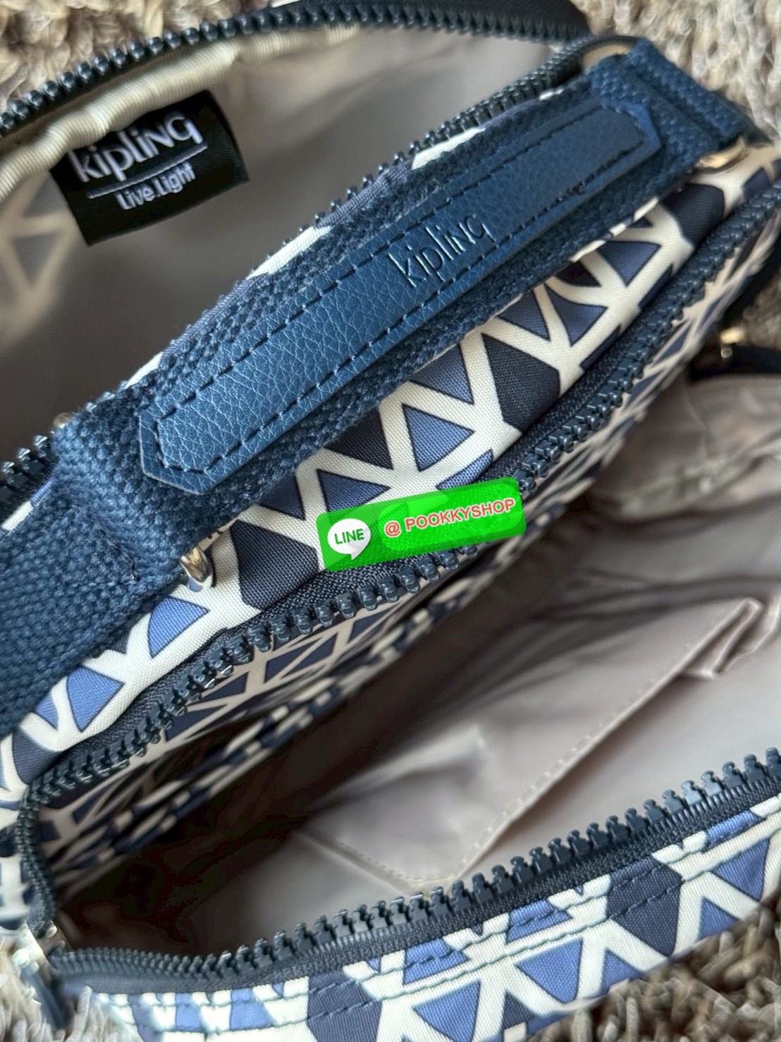 Kipling Candy 3 Ways กระเป๋าสไตล์มินิมอลล์ น้ำหนักเบาทำหลายสไตล์ ทั้งในแบบถือ สะพายพาดลำตัว หรือจะเป็นเป้ขนาดเล็กก็ได้ มีช่องซิปจัดระเบียบสิ่งของหลายช่อง ใส่สิ่งของจำเป็นได้ครบครัน