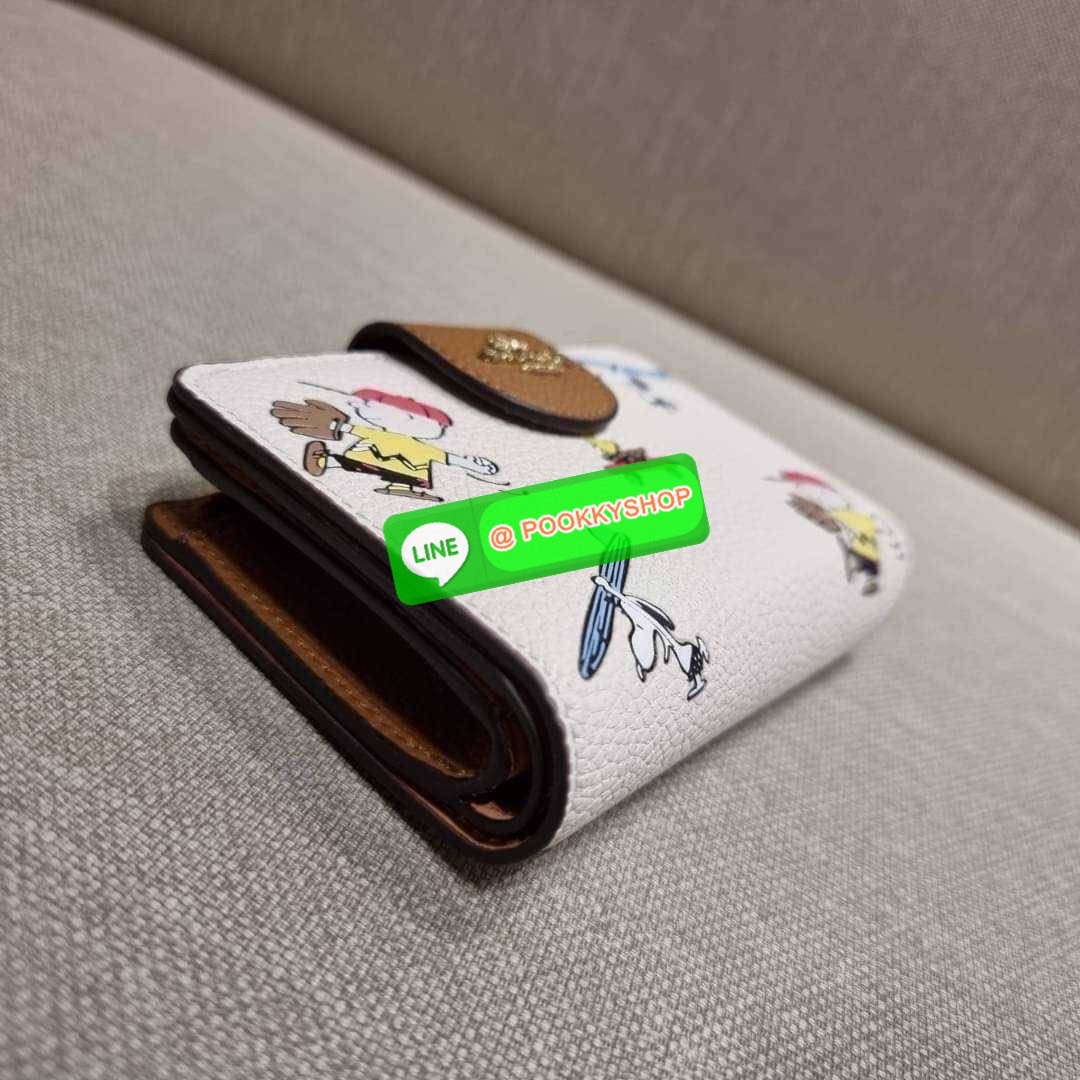 COACH C4899 MEDIUM CORNER ZIP WALLET WITH SNOPPY PRINT น้องใหม่คอลเลคชั่นสุดชิค ดีไซน์ลายพริ้นท์ผองเพื่อนสนูปพี น่ารักน่าใช้ เพิ่มลูกเล่นให้กระเป๋าสตางค์ของคุณไปอีก กับกระเป๋าสตางค์ใบกลาง ขนาดกำลังเหมาะมือ วัสดุหนัง pepble ทนทาน มีช่องใส่บัตรและธนบัตรครบ