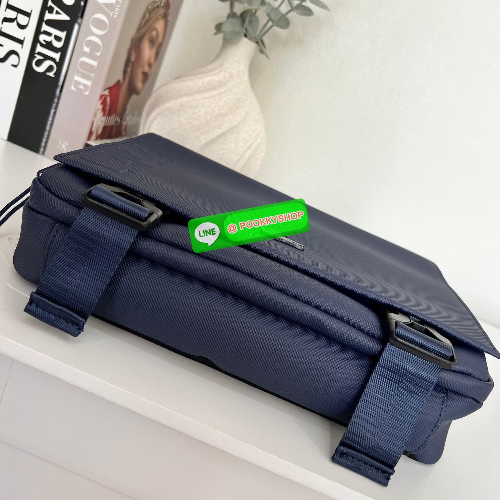 Men's L.12.12 Clipped Flap Adjustable Shoulder Strap Small Pouch วัสดุ PVC คุณภาพดีตามแบบฉบับแบรนด์ น้ำหนักเบา กันน้ำ ด้านหน้ามีโลโก้เหล็ก ฝาเปิดปิดด้วยคลิปล๊อค 2 ด้าน ช่องหลัก ด้านในมีช่องซิปพร้อมหัวซิปแบรนด์ ใส่กระเป๋าสตางค์ใบยาว ipad มือถือ ของจุก