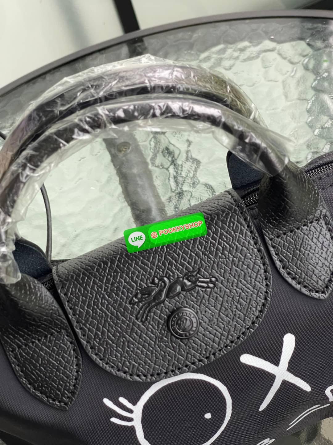 Longchamp x André XS Le Pliage Top Handle Bag พบกับคอลเลคชั่นสุดพิเศษจากลองฌองป์ ‘Longchamp & André’ ที่มีศิลปินกราฟิตี้ชื่อดัง อังเดร ซาไรวา (Mr. André Saraiva) เจ้าของคาเรคเตอร์การ์ตูนสุดร่าเริงอย่าง ‘มิสเตอร์เอ (Mr. A)’ มาร่วมออกแบบกระเป๋าคอลเลคชั่นพิเ