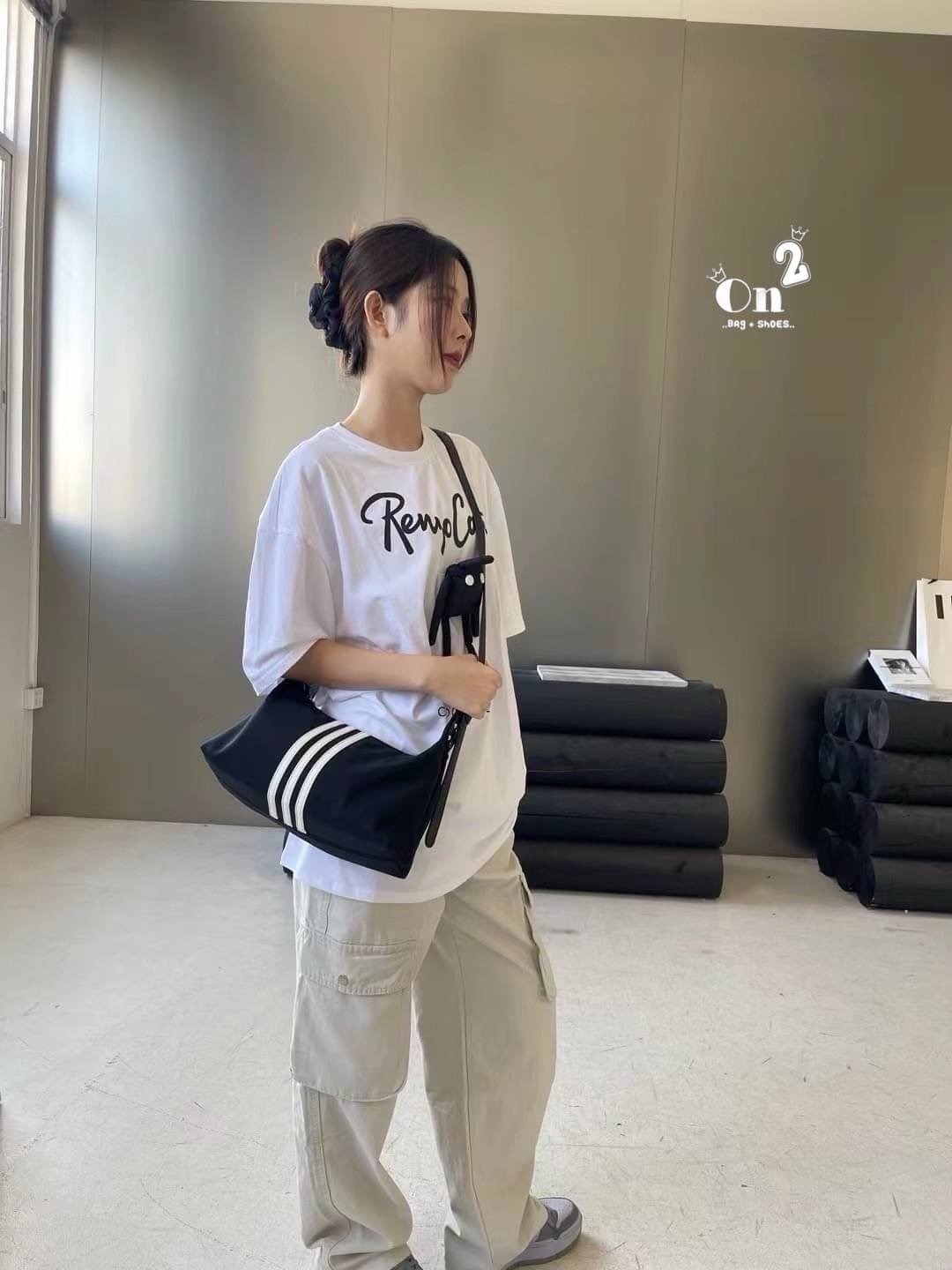 Adidas Style Nylon Shoulder Bag กระเป๋าผ้าไนลอน ขนาด 14นิ้ว น้ำหนักเบาใส่ของได้เยอะ รุ่นนี้สะพายขึ้นไหล่น่ารัก ด้านบนเป็นซิปค่ะ มีสายสะพายข้าง ปรับความยาวได้