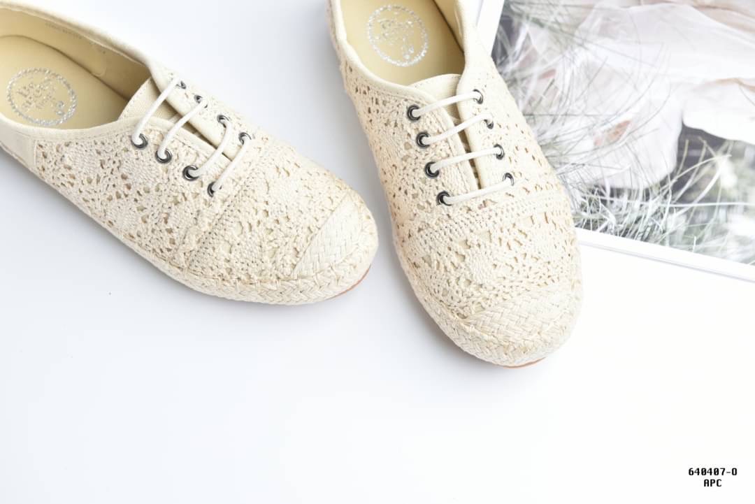 สินค้าขายดี พร้อมส่ง รองเท้า slip on งานขายดีมาแล้วจ้า ขายดีตลอดกาล จะใส่เดินทาง หรือไปเที่ยวก็ได้ค่ะ งานสวย แม่ค้าคอนเฟริม ห้ามพลาดเลยจ้าตัวนี้แนะนำ อย่าช้ารีบเลย