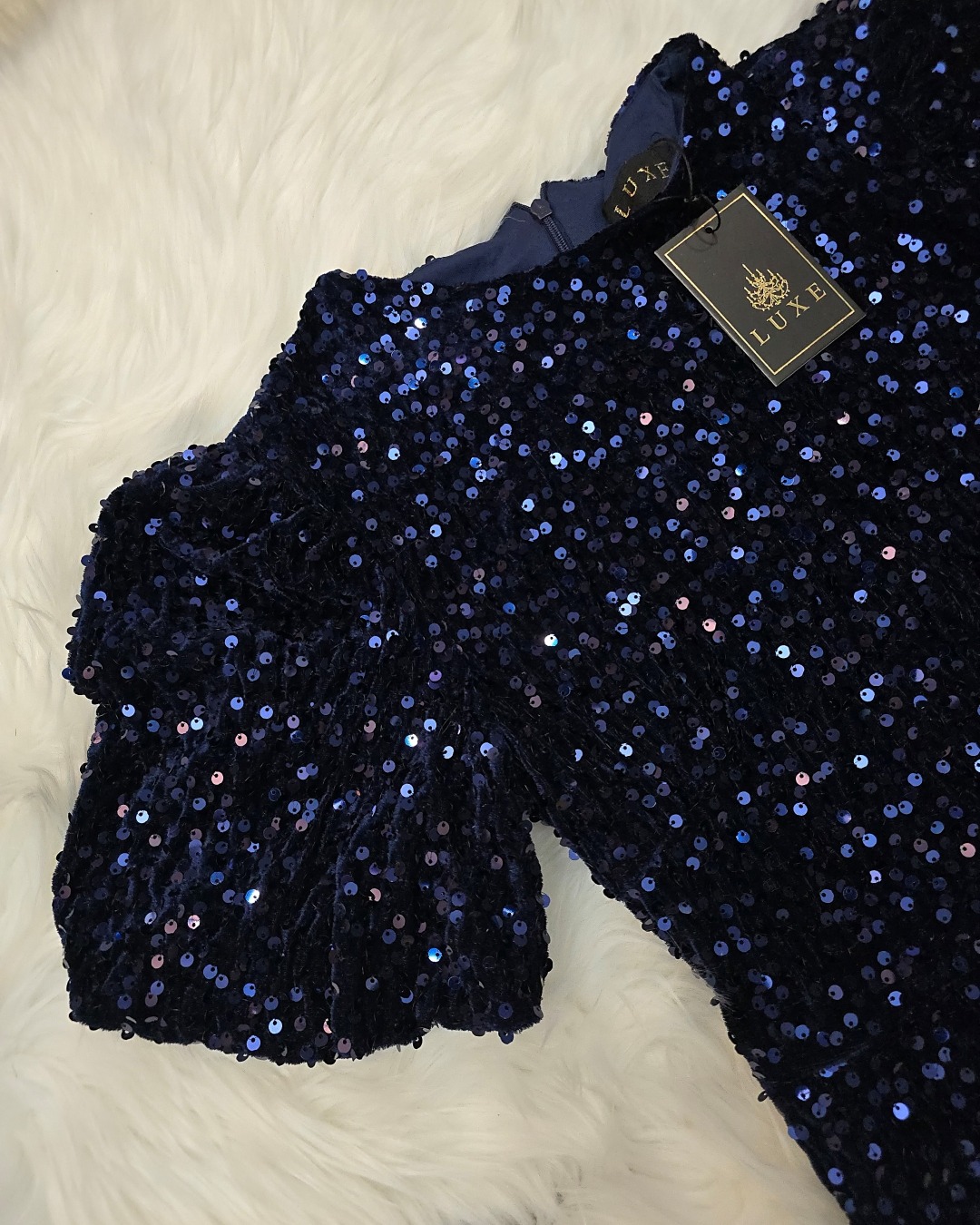 เดรสเสื้อคอกลม แขนสั้นปลายแขนพอง ชายกระโปรงบานเล็กน้อย