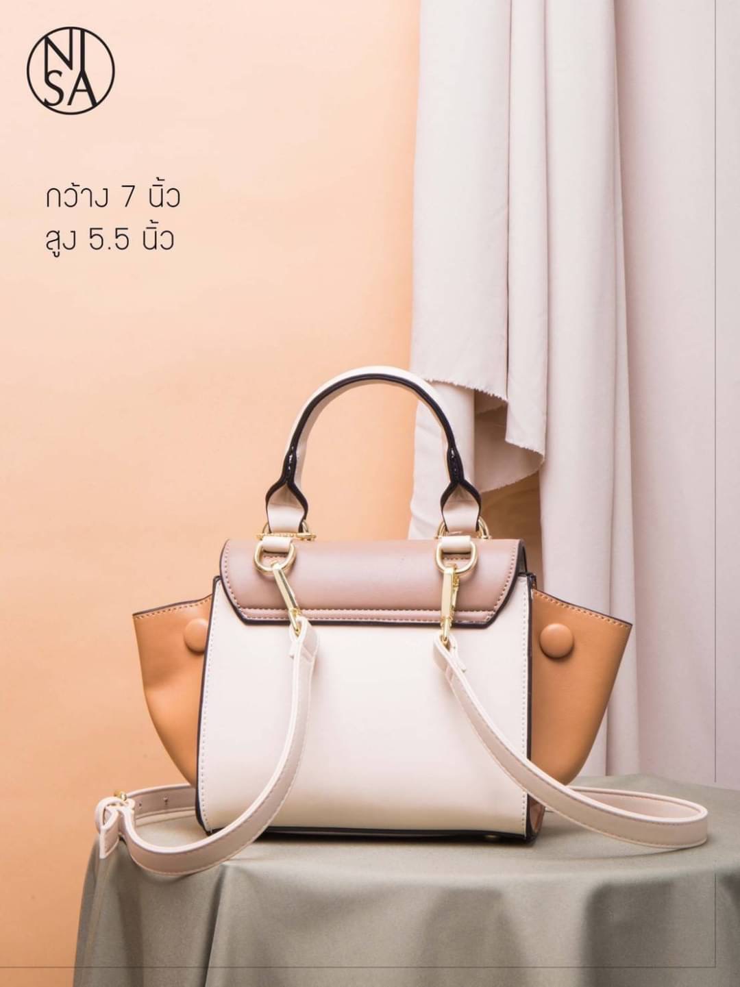 NISA Style My Authentic Brand สุดปังงง !! ~ พร้อมส่ง NISA bag งานสวยยืนหนึ่งแห่งปี ดีไซน์เก๋ ไม่ซ้ำใคร โลโก้และอะไหล่เป๊ะทุกจุด แต่งสี 3tone สดใส ขนาดกระทัดรัดน่าใช้ มาพร้อมพวงกุญแจน่ารักๆ และมีสายสะพายยาว 1 เส้น ด่วน !!! สินค้ามีจำนวนจำกัดค่ะ