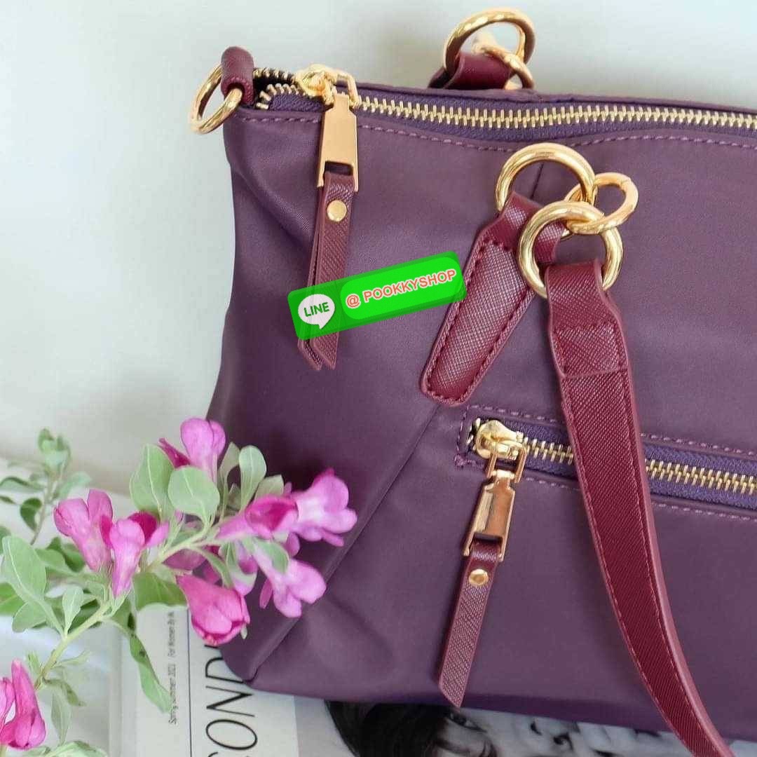 รุ่น KANNY with zipper รุ่นนี้พัฒนาต่อยอดมาจากรุ่น KANNY คอลเลคชั่นเดิมที่เป็นหนึ่งรุ่นที่ขายดีของทางแบรนด์เพราะเป็นกระเป๋าที่ฟังชั่นตอบโจทย์การใช้งานมากที่สุด 📍ตัวกระเป๋าน้ำหนักเบามาก 📍ทำจากไนล่อนนาโนกันน้ำ 📍ทำช่องแบ่งเก็บด้านใน ใ