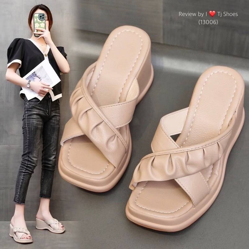 !! พร้อมส่งรองเท้าส้นเตารีดนำเข้าสวยเก๋ขายดีมากๆ !!! - หนังรุ่นนี้นิ่มมากใส่ดีมาก น้ำหนักเบา - มีรูระบายอากาศ ใส่แล้วเท้าไม่อับ - ทรงสวย สวมใส่ง่าย ใส่ได้ตลอดไม่ตกเทรนด์ - จับแมทกับชุดง่าย ใส่แล้วดูเกร๋ดูน่ารักมากๆ