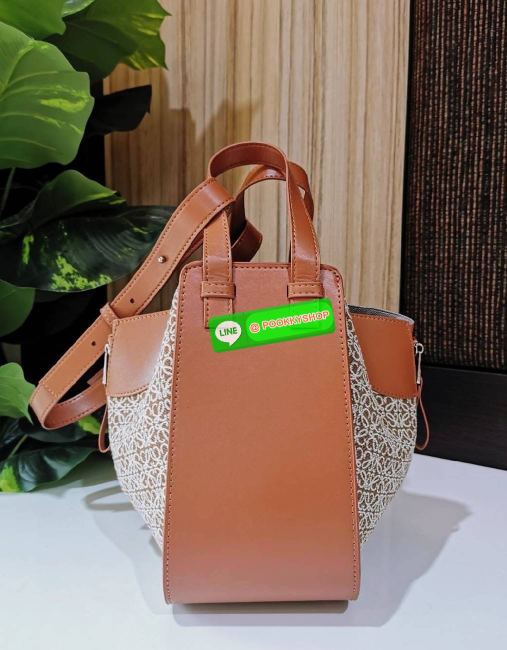 ✴️ห้ามพลาด!✴️NEW ARRIVAL! LOEWE ANAGRAM SHOULDER BAG GIFT WITH PURCHASE (GWP) กระเป๋าถือหรือสะพายพรีเมี่ยมกิ๊ฟ Limited จาก LOEWE PERFUME DUTYFREE COUNTER รุ่นหายากสุดเลอค่าวัสดุ Anagram Canvas ตัดหนังแท้ Calfskin สุดคลาสสิค ขนาดกำลังดี น้ำหน