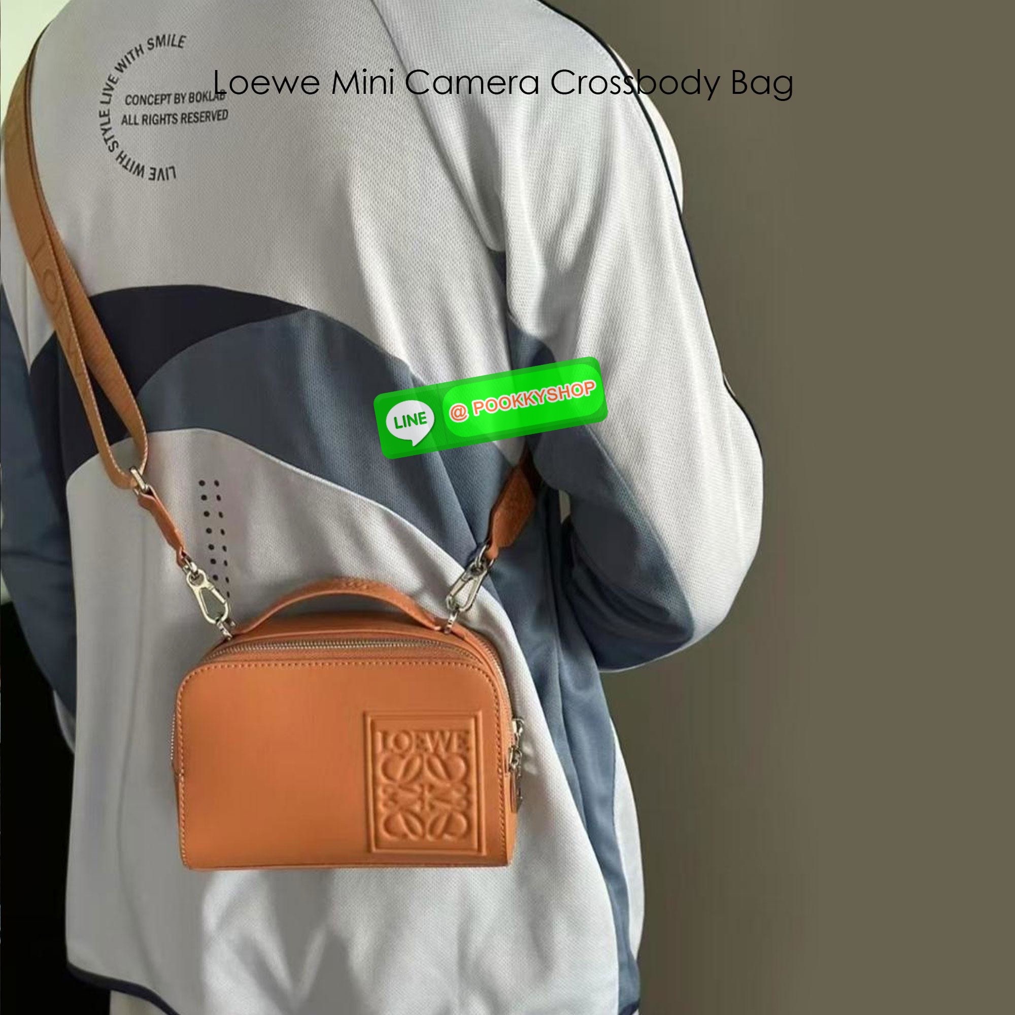 🕊️ พร้อมส่ง | Loewe Mini Camera Crossbody Bag กระเป๋าสะพายทรงกล่อง เรียบหรูเป็นเอกลักษณ์ อย่างแท้จริง ปั้มโลโก้โดดเด่นสีเดียวกับพื้นหนัง ให้ความรู้สึกเรียบง่ายแต่แฝงความคลาสสิกในตัว เรียกได้ว่าไม่ซ้ำใคร!! สวยอยู่ทรง เปิด-ปิดกระเป๋าด้วยซิป มาพร้อมส
