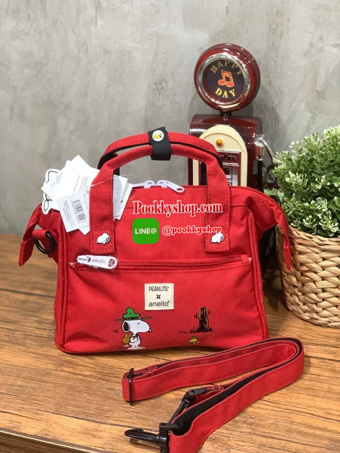 Anello X Peanuts 2 ways Boston regular size(Os-S044) ได้ Collaboration หรือเป็นการร่วมงานกับตัวการ์ตูนสุดคลาสสิคอย่าง Peanuts มานำเสนอโดยเอาคาแลคเตอร์ ในการใช้ชีวิตประจำวัน ที่เหมาะสม มาวางบนตัวกระเป๋า กระเป๋า anello (อเนลโล่) กระเป๋าเป้แบรนด์ของญี่ปุ่น ท