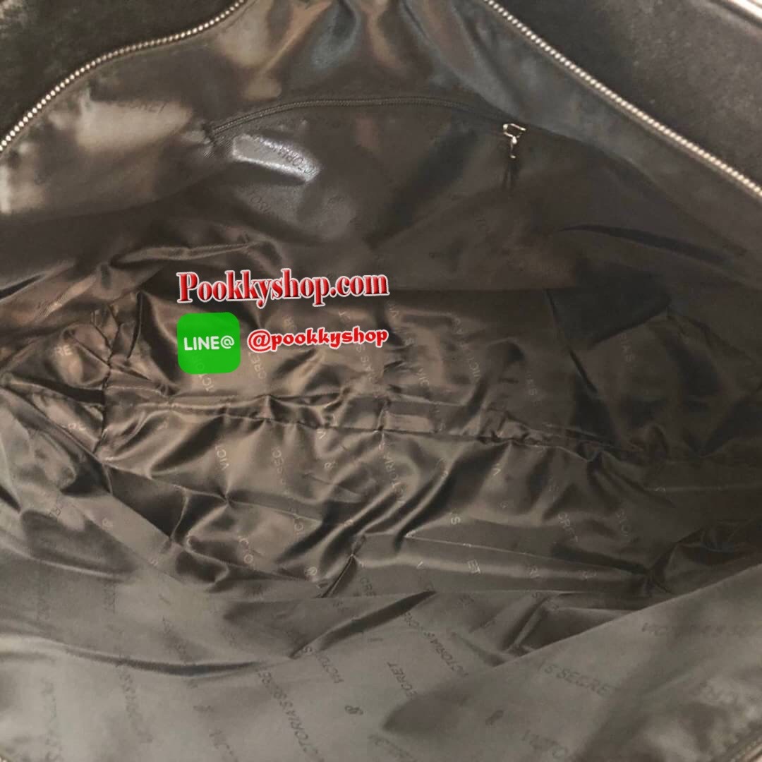 Victoria’s Secret Tote Bag 2019 กระเป๋าถือหรือสะพายลายหนังคาเวียร์ สวยด้านหน้าประดับด้วยโลโก้ ตัวกระเป๋าแต่งด้วยลายปักสวยเก๋ ปากกระเป๋าเปิดปิดด้วยซิปสะดวกใช้ ภายในมีช่องโล่งและช่องเล็กไว้แบ่งเก็บของ ใส่หนังสือ เอกสาร A4 Notebook ipad กระเป๋าสตางค์ ของใช้ไ