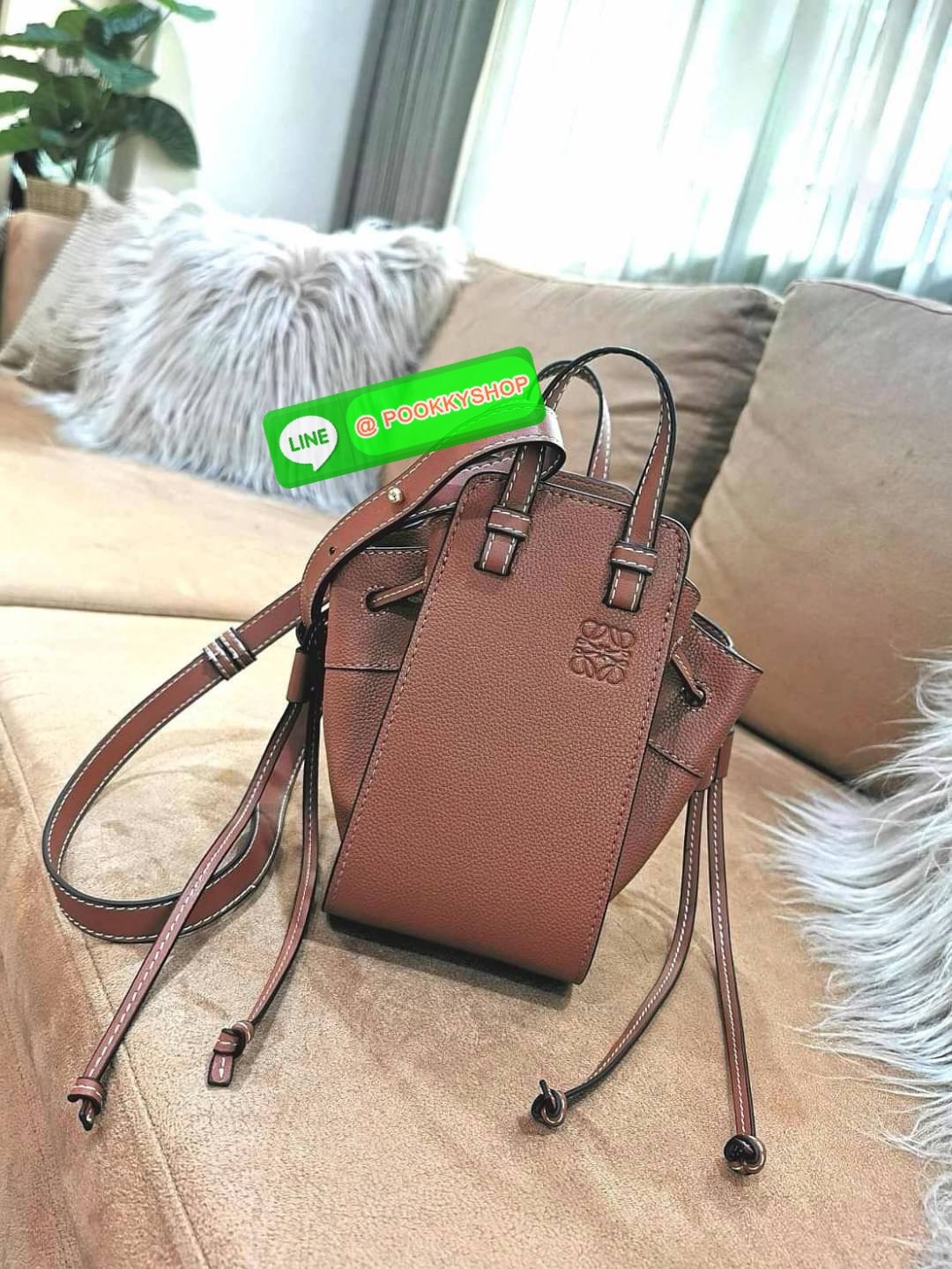 ✴️ห้ามพลาด!✴️LOEWE HANDLE & SHOULDER BAG GIFT WITH PURCHASE (GWP) กระเป๋าถือหรือสะพายหนังแท้พรีเมี่ยมกิ๊ฟ Limited จาก LOEWE PERFUME DUTYFREE รุ่น Rare items สุดๆวัสดุหนังแท้ Calfskin หนังสวยดีไซน์คงเอกลักษณ์แบรนด์ สามารถปรับใช้ได้หลายทรงด้าน