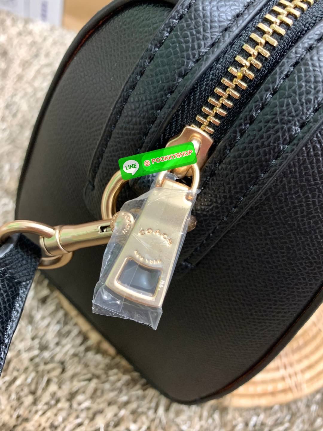 New in!! เข้าแล้วสีที่สาวๆรอคอยกันมานาน ห้ามพลาด COACH ROWAN SATCHEL ((79946)) พร้อมส่ง สิ้นสุดการรอคอย ห้า พลาดค่า! กระเป๋าหิ้ว//คล้องมือ//สะพายข้างได้ หนังแท้ลายหนังสวย ทรงสวย หรูดูผู้ดีมาแต่ไกลเลยค่าา ด้านหน้ามีช่องซิปให้ใส่ของจุกจิก ปากกระเป๋าแบบซิป ภ