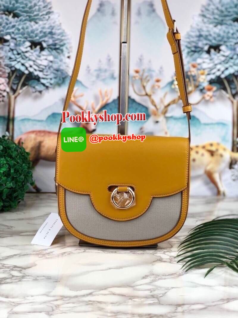 New arrival! 2019 CHARLES & KEITH RING BUCKLE SADDLE CROSSBODY BAG รุ่ยใหม่ชนช็อป!!! กระเป๋าสะพายข้าง/ครอสบอดี้อยู่ทรง วัสดุหนังตัดผ้าด้สนหน้า ด้านหลังมีช่องใส่ของได้เล็กน้อย เปิดปิดด้วยตัวล็อกดันขึ้น ด้านในเป็น 2 ช่องใหญ่ ใส่ของได้พอสมควรค่ะ เช่น iPhone