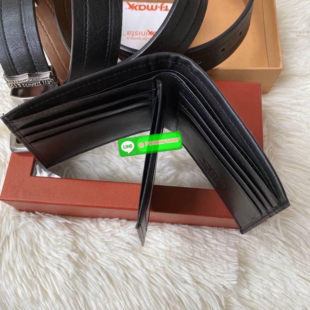 กระเป๋าสตางค์+เข็มขัด Levi's กระเป๋าด้านหน้าปั๊มโลโก้แบรนด์ด้านในมีช่องใส่บัตร และมีช่องใส่ธนบัตร 2 ช่อง ส่วนตัวเข็มขัด Levi's หัวเข็มขัดเป็นแบบลำลอง ด้านหน้าปั๊มอักษรแบรนด์ ตัวสายสีน้ำตาลดำ ด้านหลังปั๊มชื่อแบรนด์ มีแท็กป้ายติดตัวเข็มขัด