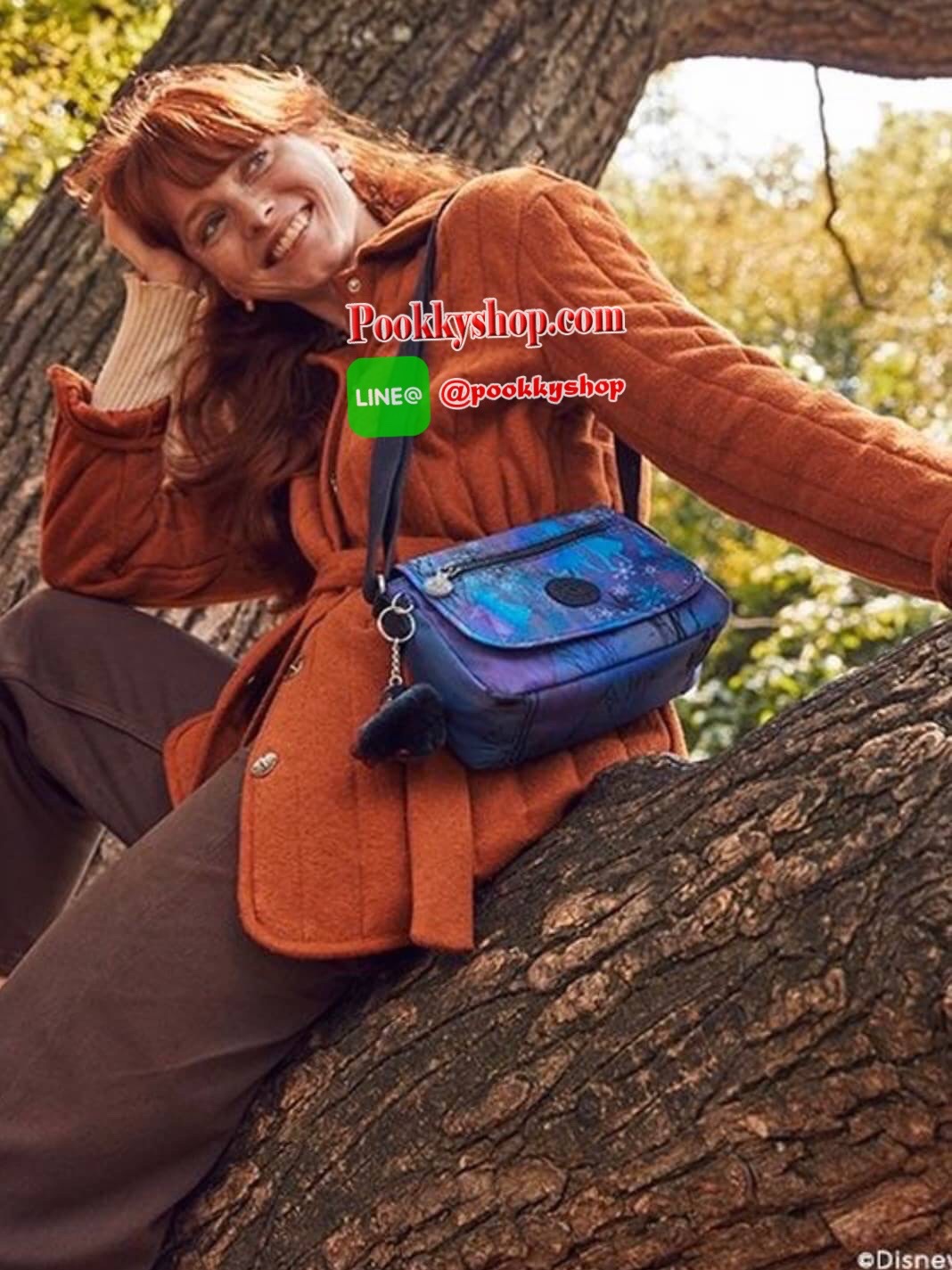 Kipling Sabian Shoulder Bag จาก Disney Frozen Series Collection วัสดุ Polyester ทรงครอสบอดี้ สไตล์สุดฮิตกับการใช้งานที่ง่าย หยิบจับของได้อย่างสะดวกสบาย เปิดปิดด้วยกระดุมแม่เหล็กและซิปด้านใน เพิ่อความปลอดภัย ลายผ้าบุด้านในดูมีดีเทล สายสะพายปรับได้ฟรีไซส์ ป