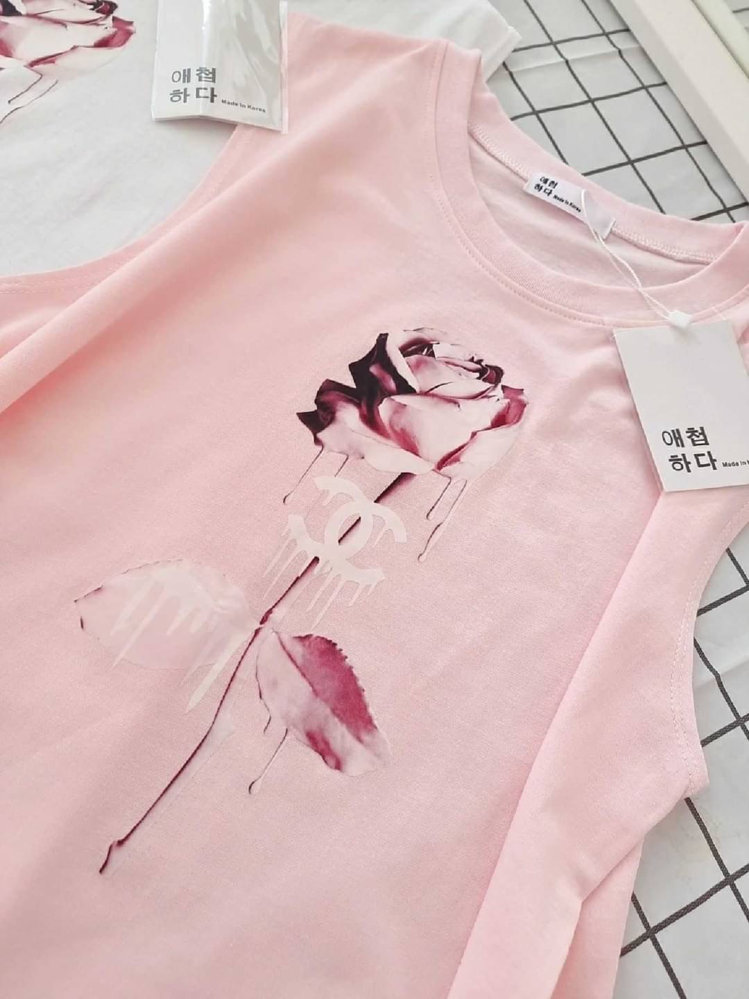 เข้าเพิ่มแล้วคร่าาาาาา ใครพรีไว้ทักมาด้วยคร่าาาาาา Rose' t shirt korea ลายสวยสุดๆคร่าาาา รีบเลยยย ผ้ายืดเกาหลีเนื้อดีใส่สบายจร้าาาา ลายนี้บอกเลยยย ปั้ววววววว
