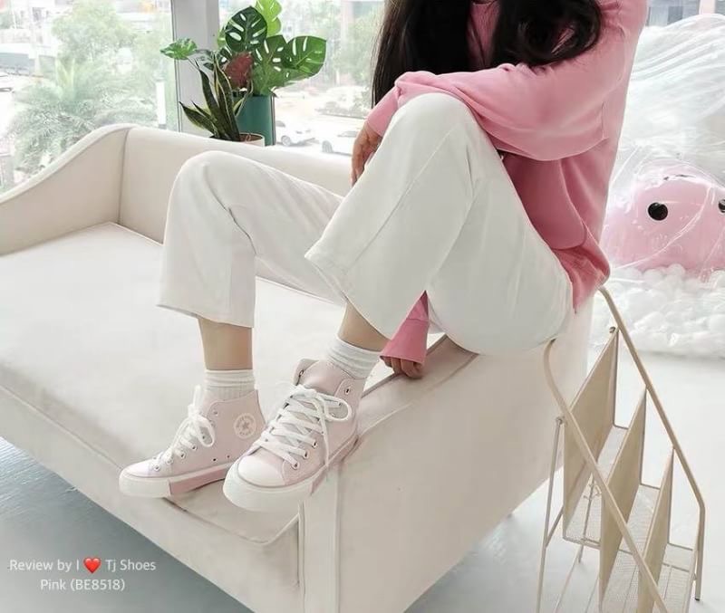 พร้อมส่งเกร๋ขนาดนรี้ อดใจไหวหรอ !!! รองเท้าเพื่อสุขภาพนำเข้า ใช้วัสดุอย่างดีทั้งหมด ส้นยางคุณภาพอย่างดี บิดงอได้ ใส่นิ่มเดินนุ่มสบายสุดๆ ใส่กับชุดอะไรก็ดูเกร๋ เป๊ะเว่อร์มาก ใส่ได้ตลอดไม่มีเอ้าท์ ของจริงงานดีสวยเป๊ะมาก สวยเกินราคา เป็นรุ่นที่ทางร้านแนะนำ ร