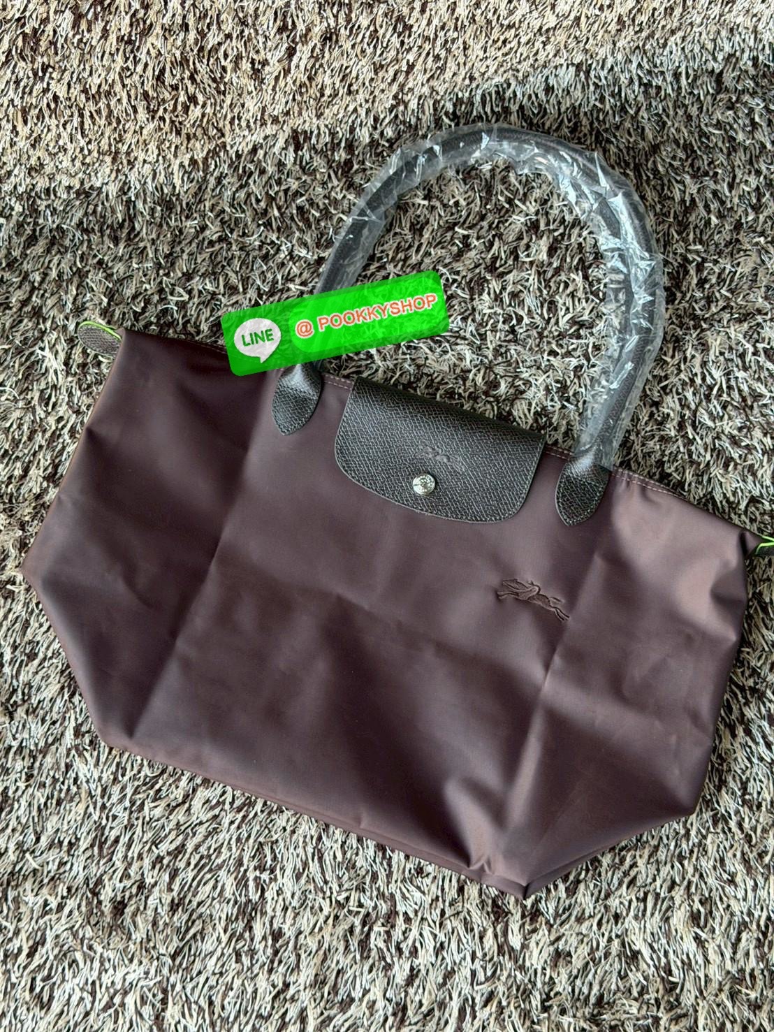 💕LONGCHAMP LE PLIAGE GREEN Shoulder bag L กระเป๋าโท้ทใบนี้ดึงดูดใจคุณด้วยรูปทรงมินิมอลและปริมาตรที่เพียงพอซึ่งสามารถเก็บเอกสารหรือแล็ปท็อปทั้งหมดของคุณได้อย่างง่ายดาย ด้ามยาวช่วยให้คุณสวมใส่ได้อย่างสบายบนไหล่ ขณะที่การปิดด้วยซิปช่วยให้มั่นใจได้ว่า