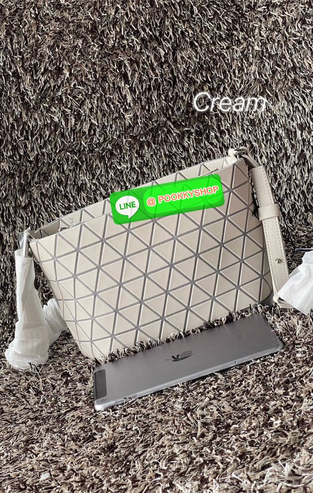 💕 BAO BAO ISSEY MIYAKE Crystal Shoulder Bag งานดีไซน์ที่ดูเรียบง่ายทั้งรูปแบบการใช้งาน มีช่องเปิดปิดแบบซิปเพื่อให้คุณพกพาของมีค่าได้อย่างสบายใจป้องกันสิ่งของตกหล่น ทั้งตัวเพลตสามเหลี่ยมและสายกระเป๋าหนัง สวยแบบคูลๆ ทั้งยังดูแลรักษาง่าย น้ำหนักเบา เ