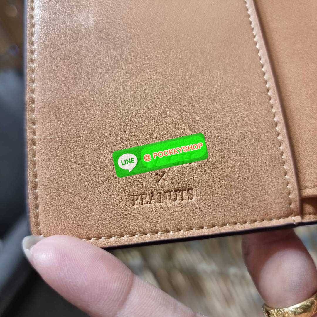 COACH C4899 MEDIUM CORNER ZIP WALLET WITH SNOPPY PRINT น้องใหม่คอลเลคชั่นสุดชิค ดีไซน์ลายพริ้นท์ผองเพื่อนสนูปพี น่ารักน่าใช้ เพิ่มลูกเล่นให้กระเป๋าสตางค์ของคุณไปอีก กับกระเป๋าสตางค์ใบกลาง ขนาดกำลังเหมาะมือ วัสดุหนัง pepble ทนทาน มีช่องใส่บัตรและธนบัตรครบ