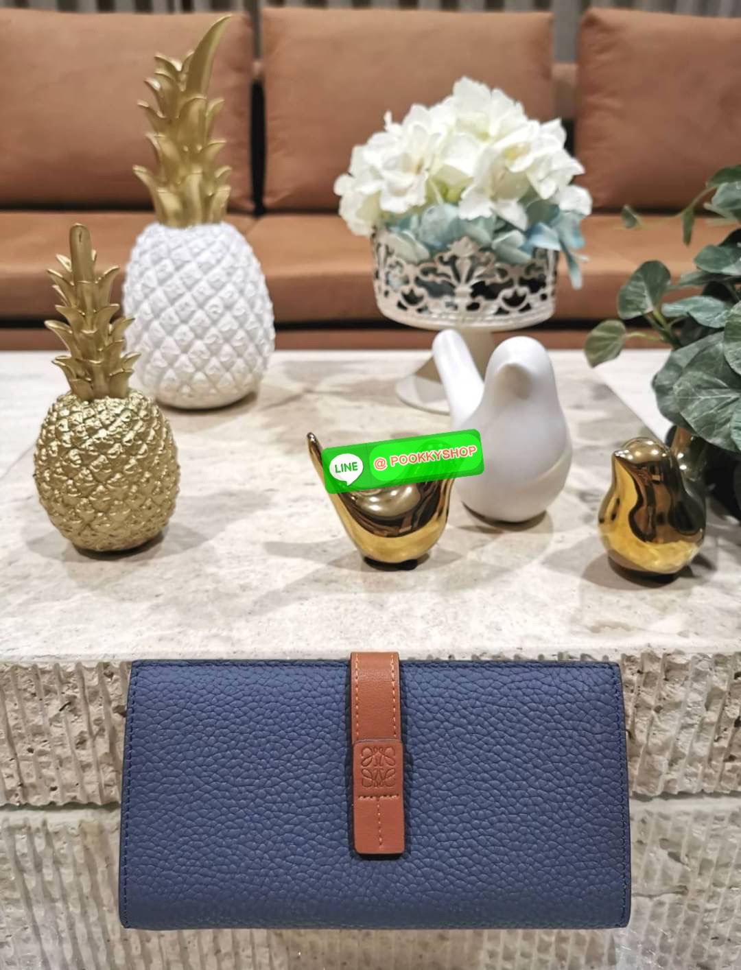 ✴️Don't Miss!✴️NEW! LOEWE LONG WALLET BAG VIP GIFT WITH PURCHASE-GWP กระเป๋าพรีเมี่ยมกิ๊ฟ Limited จาก LOEWE DUTYFREE COUNTER วัสดุหนังแท้เทคเจอร์สวยอยู่ทรงปั้มโลโก้แบรนด์ด้านหน้าเปิดปิดด้วยกระดุม ภายในมีช่องใส่ธนบัตรหลายช่อง ช่องหลักสาม